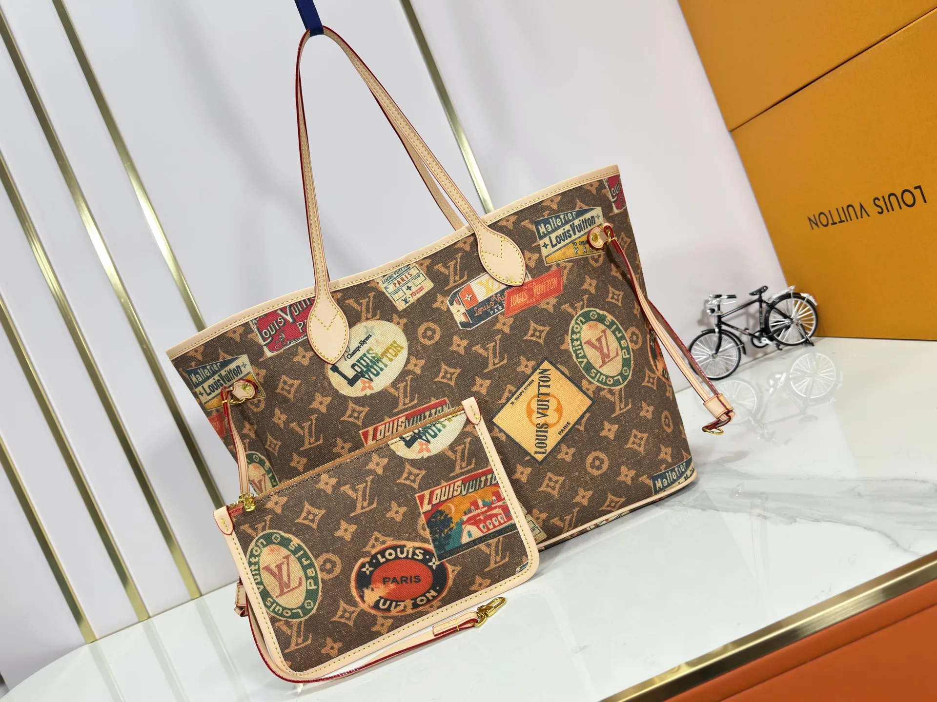 P260 M45865 M40995 Upgraded Original This Neverfull medium handbag uses Monogram Tiles canvas to shape the tote bag structure, and then uses leather trim to outline the top and handles. The central LV Circle logo is complemented by a watercolor-effect Monogram pattern, and the printed zip pocket can be removed and used separately.  Size: 31x28x14cm