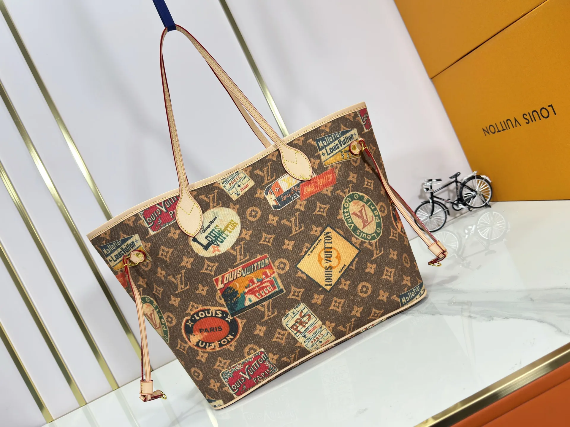 P260 M45865 M40995 Upgraded Original This Neverfull medium handbag uses Monogram Tiles canvas to shape the tote bag structure, and then uses leather trim to outline the top and handles. The central LV Circle logo is complemented by a watercolor-effect Monogram pattern, and the printed zip pocket can be removed and used separately.  Size: 31x28x14cm
