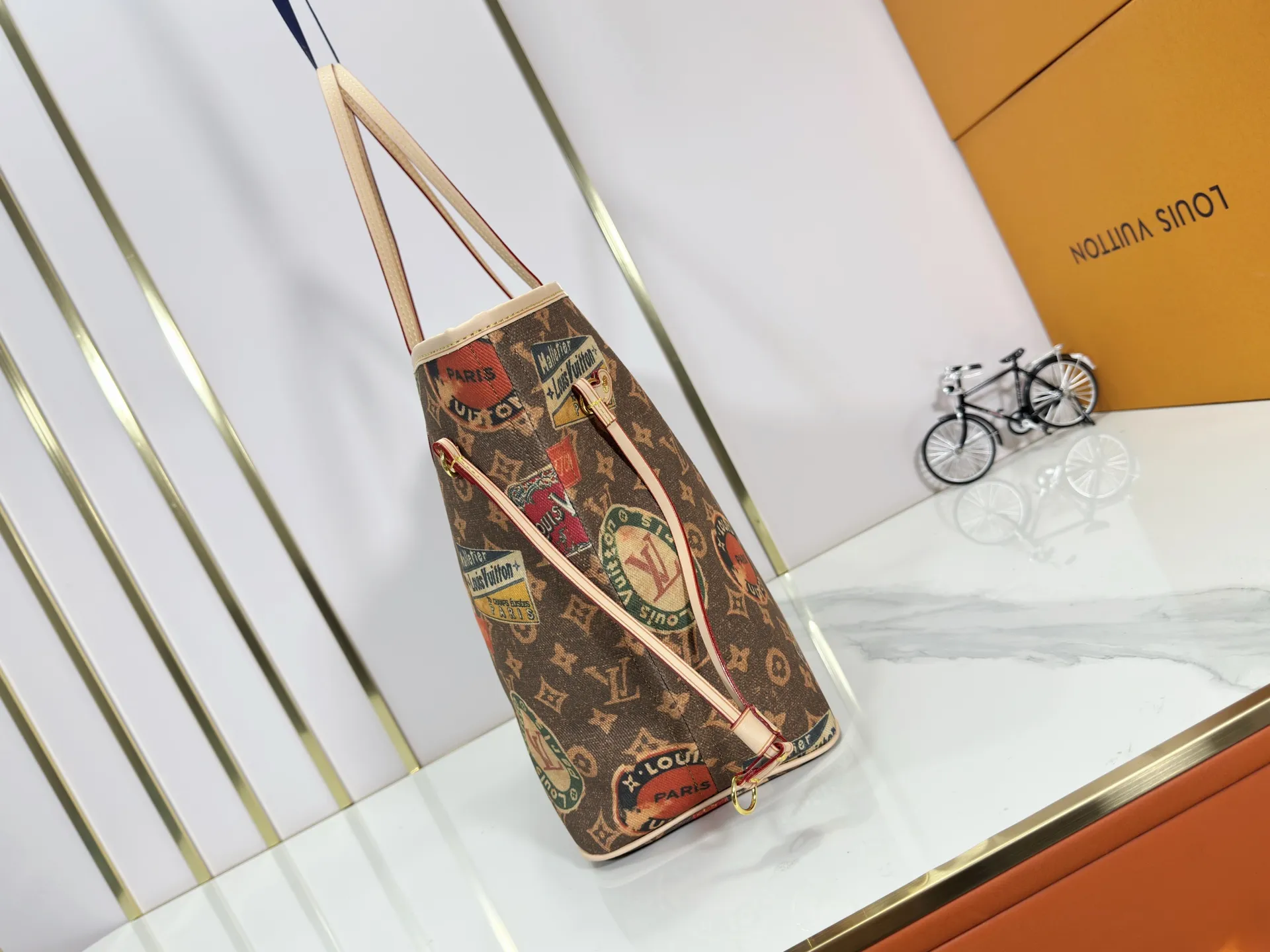 P260 M45865 M40995 Upgraded Original This Neverfull medium handbag uses Monogram Tiles canvas to shape the tote bag structure, and then uses leather trim to outline the top and handles. The central LV Circle logo is complemented by a watercolor-effect Monogram pattern, and the printed zip pocket can be removed and used separately.  Size: 31x28x14cm