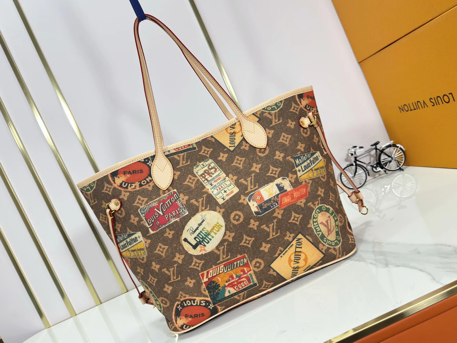P260 M45865 M40995 Upgraded Original This Neverfull medium handbag uses Monogram Tiles canvas to shape the tote bag structure, and then uses leather trim to outline the top and handles. The central LV Circle logo is complemented by a watercolor-effect Monogram pattern, and the printed zip pocket can be removed and used separately.  Size: 31x28x14cm