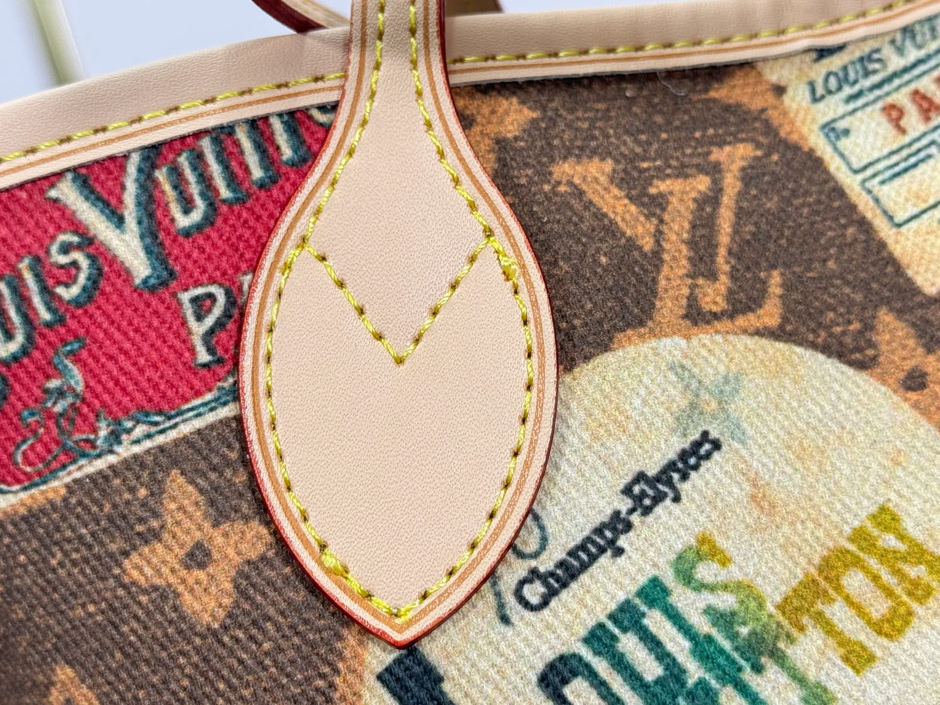 P260 M45865 M40995 Upgraded Original This Neverfull medium handbag uses Monogram Tiles canvas to shape the tote bag structure, and then uses leather trim to outline the top and handles. The central LV Circle logo is complemented by a watercolor-effect Monogram pattern, and the printed zip pocket can be removed and used separately.  Size: 31x28x14cm