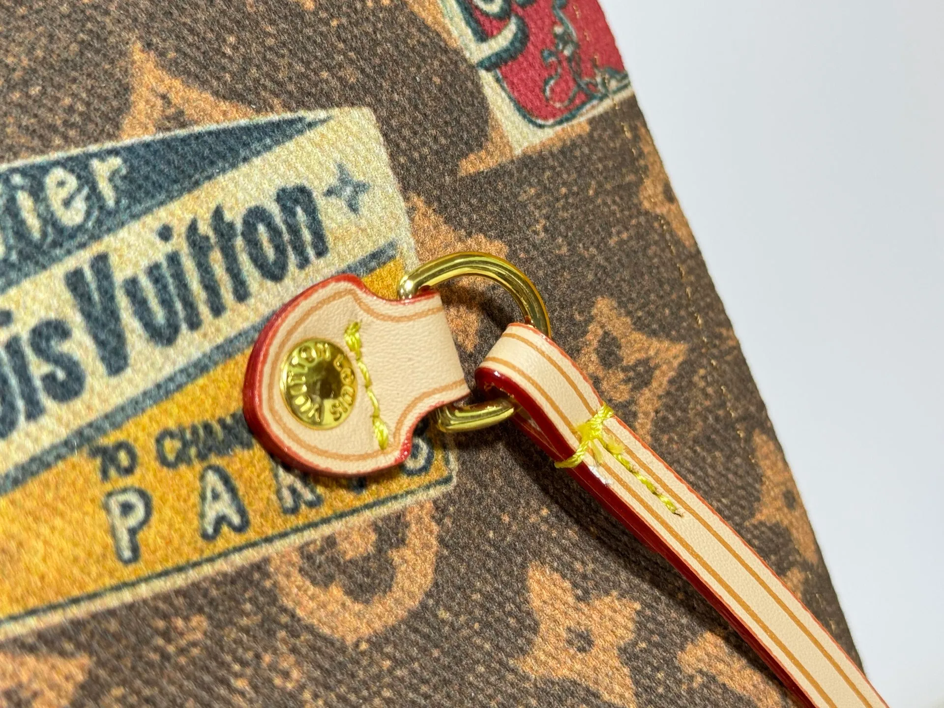 P260 M45865 M40995 Upgraded Original This Neverfull medium handbag uses Monogram Tiles canvas to shape the tote bag structure, and then uses leather trim to outline the top and handles. The central LV Circle logo is complemented by a watercolor-effect Monogram pattern, and the printed zip pocket can be removed and used separately.  Size: 31x28x14cm