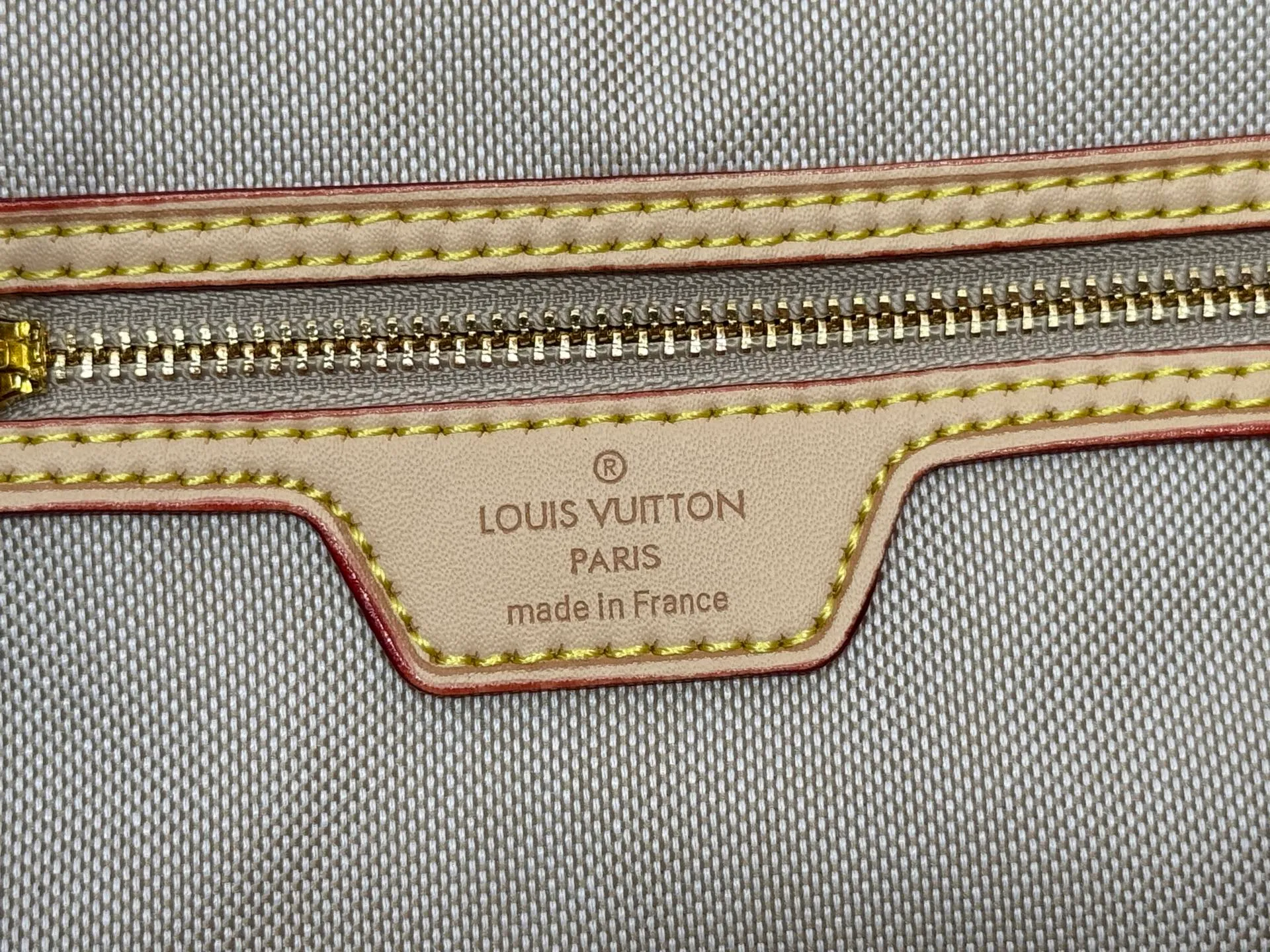 P260 M45865 M40995 Upgraded Original This Neverfull medium handbag uses Monogram Tiles canvas to shape the tote bag structure, and then uses leather trim to outline the top and handles. The central LV Circle logo is complemented by a watercolor-effect Monogram pattern, and the printed zip pocket can be removed and used separately.  Size: 31x28x14cm