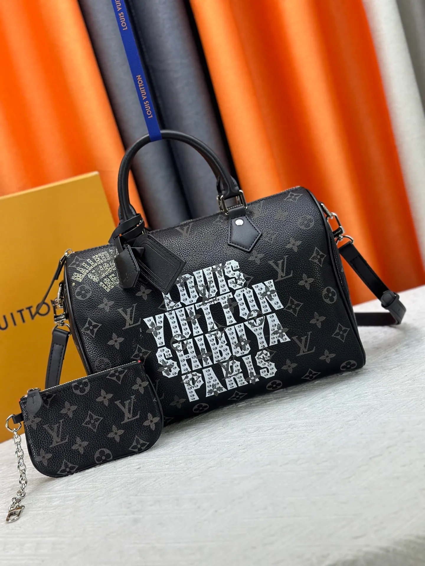P320 upgraded original M26174 M26175 M26176 M26178 M26180 M24424 LV Speedy 30 Graffiti Pillow Bag Travel Bag Logo-level eye-catching texture and elegant temperament, casual and versatile, which is also the main reason why I bought it. With the soft and tender lambskin material, in short, it can handle various styles of commuting and leisure bags, and it is not a loss. Dimensions: 30×21x17