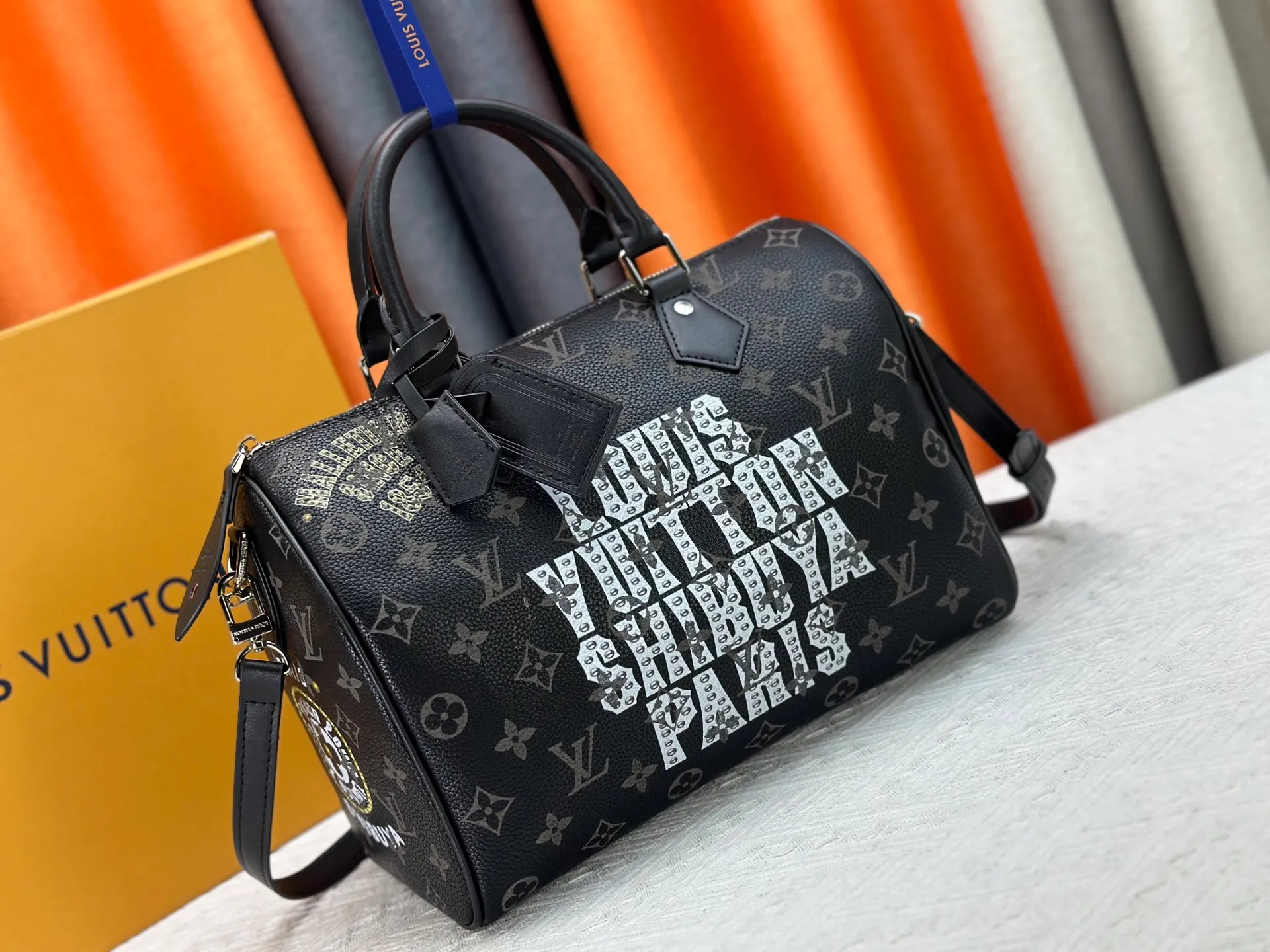 P320 upgraded original M26174 M26175 M26176 M26178 M26180 M24424 LV Speedy 30 Graffiti Pillow Bag Travel Bag Logo-level eye-catching texture and elegant temperament, casual and versatile, which is also the main reason why I bought it. With the soft and tender lambskin material, in short, it can handle various styles of commuting and leisure bags, and it is not a loss. Dimensions: 30×21x17