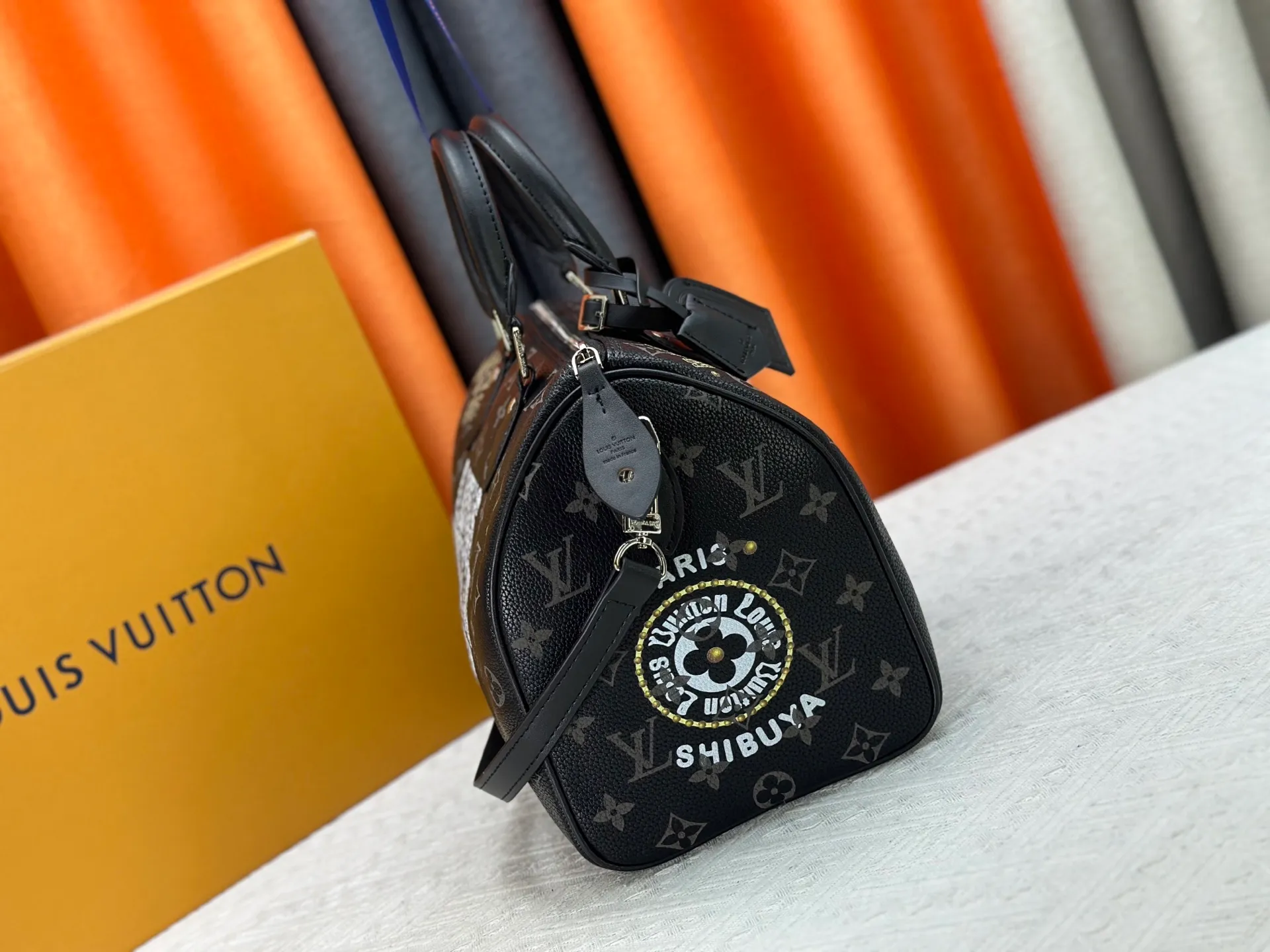 P320 upgraded original M26174 M26175 M26176 M26178 M26180 M24424 LV Speedy 30 Graffiti Pillow Bag Travel Bag Logo-level eye-catching texture and elegant temperament, casual and versatile, which is also the main reason why I bought it. With the soft and tender lambskin material, in short, it can handle various styles of commuting and leisure bags, and it is not a loss. Dimensions: 30×21x17