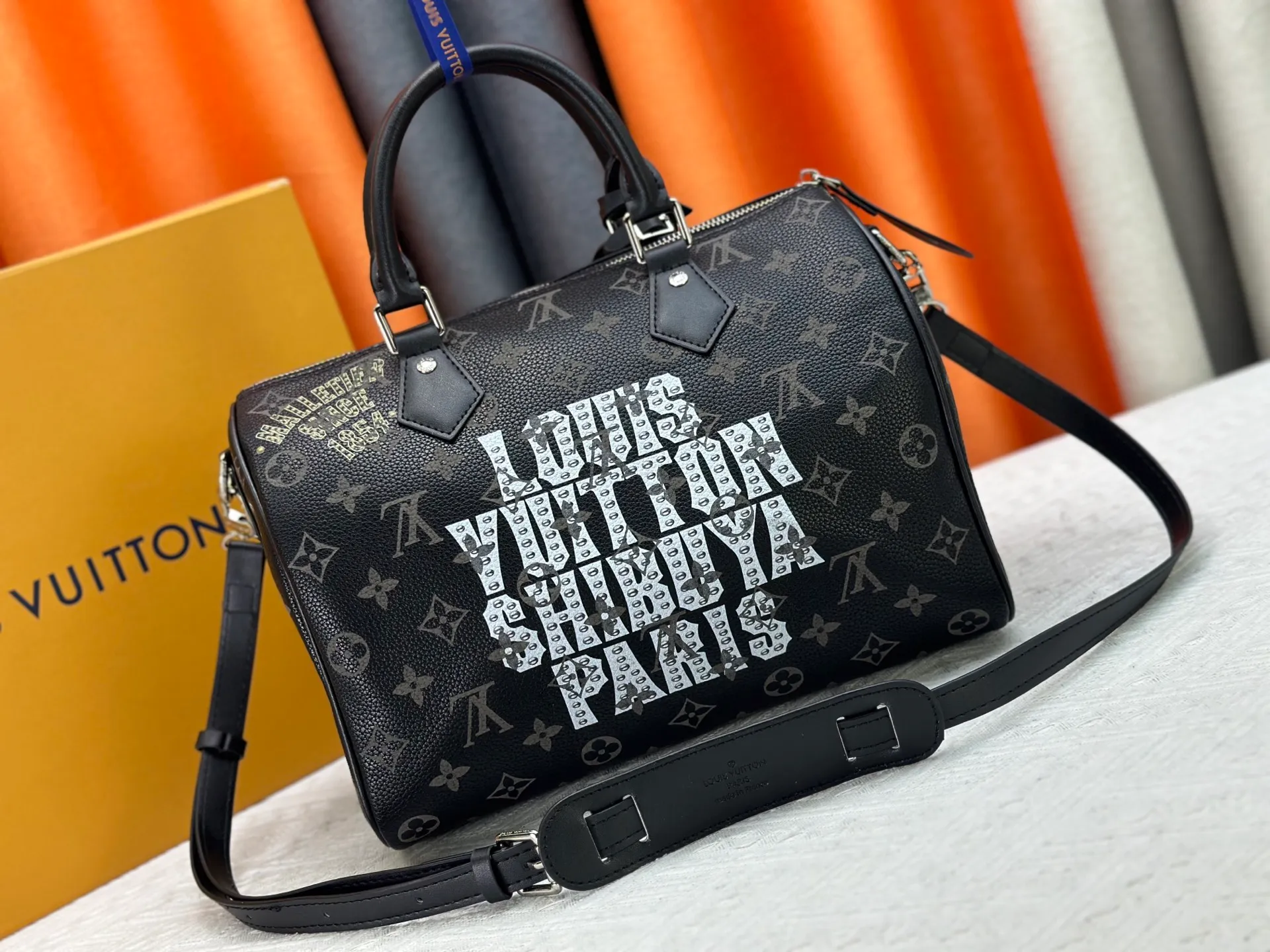P320 upgraded original M26174 M26175 M26176 M26178 M26180 M24424 LV Speedy 30 Graffiti Pillow Bag Travel Bag Logo-level eye-catching texture and elegant temperament, casual and versatile, which is also the main reason why I bought it. With the soft and tender lambskin material, in short, it can handle various styles of commuting and leisure bags, and it is not a loss. Dimensions: 30×21x17