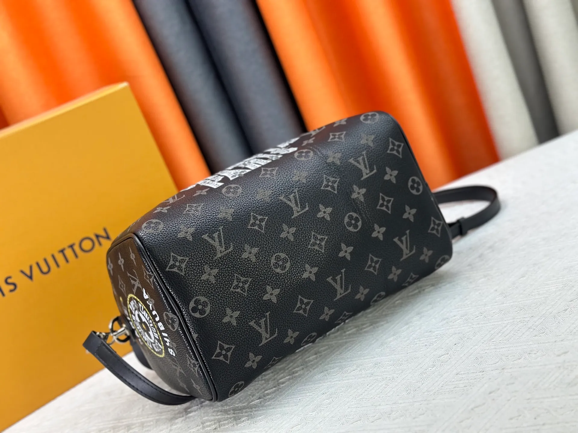 P320 upgraded original M26174 M26175 M26176 M26178 M26180 M24424 LV Speedy 30 Graffiti Pillow Bag Travel Bag Logo-level eye-catching texture and elegant temperament, casual and versatile, which is also the main reason why I bought it. With the soft and tender lambskin material, in short, it can handle various styles of commuting and leisure bags, and it is not a loss. Dimensions: 30×21x17