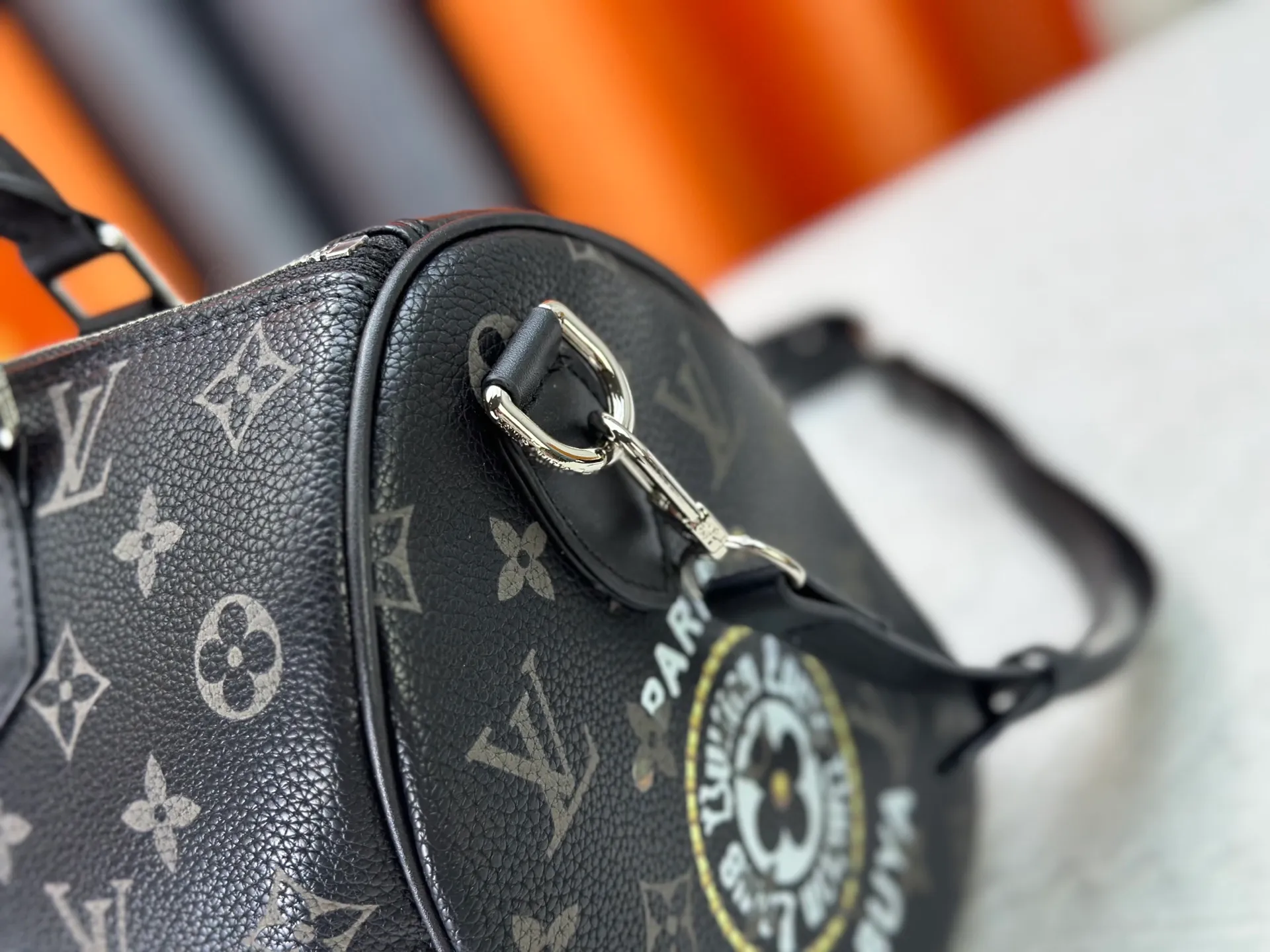 P320 upgraded original M26174 M26175 M26176 M26178 M26180 M24424 LV Speedy 30 Graffiti Pillow Bag Travel Bag Logo-level eye-catching texture and elegant temperament, casual and versatile, which is also the main reason why I bought it. With the soft and tender lambskin material, in short, it can handle various styles of commuting and leisure bags, and it is not a loss. Dimensions: 30×21x17
