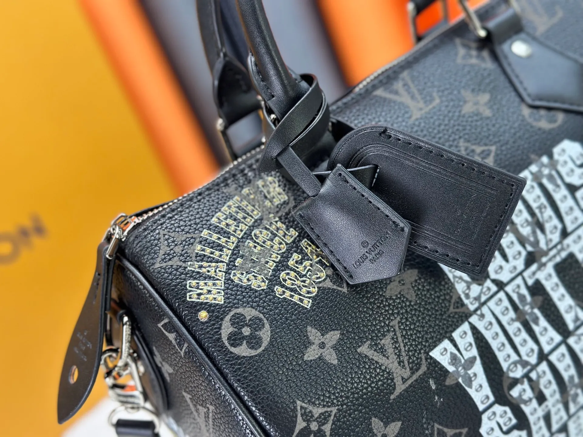P320 upgraded original M26174 M26175 M26176 M26178 M26180 M24424 LV Speedy 30 Graffiti Pillow Bag Travel Bag Logo-level eye-catching texture and elegant temperament, casual and versatile, which is also the main reason why I bought it. With the soft and tender lambskin material, in short, it can handle various styles of commuting and leisure bags, and it is not a loss. Dimensions: 30×21x17