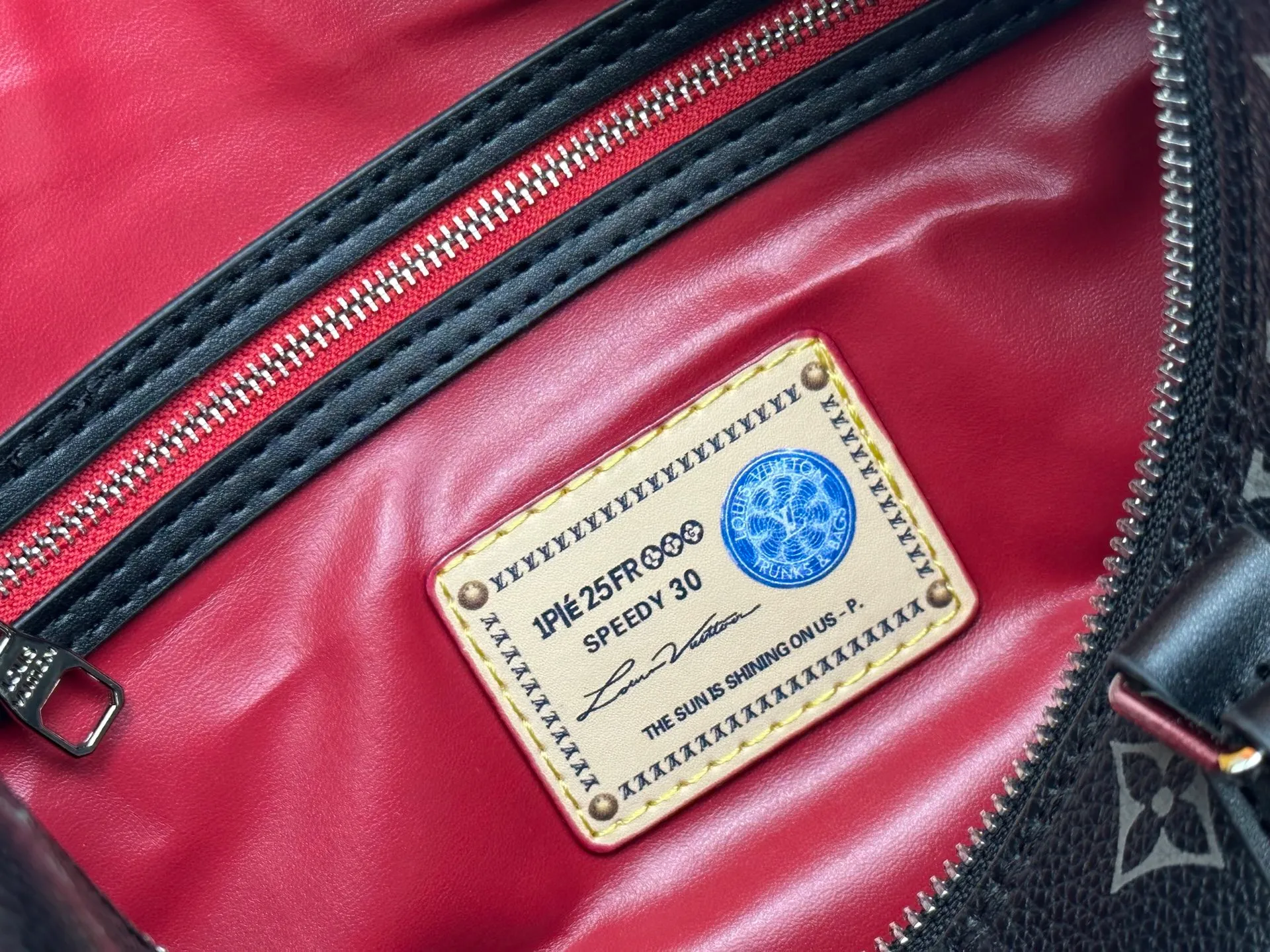 P320 upgraded original M26174 M26175 M26176 M26178 M26180 M24424 LV Speedy 30 Graffiti Pillow Bag Travel Bag Logo-level eye-catching texture and elegant temperament, casual and versatile, which is also the main reason why I bought it. With the soft and tender lambskin material, in short, it can handle various styles of commuting and leisure bags, and it is not a loss. Dimensions: 30×21x17