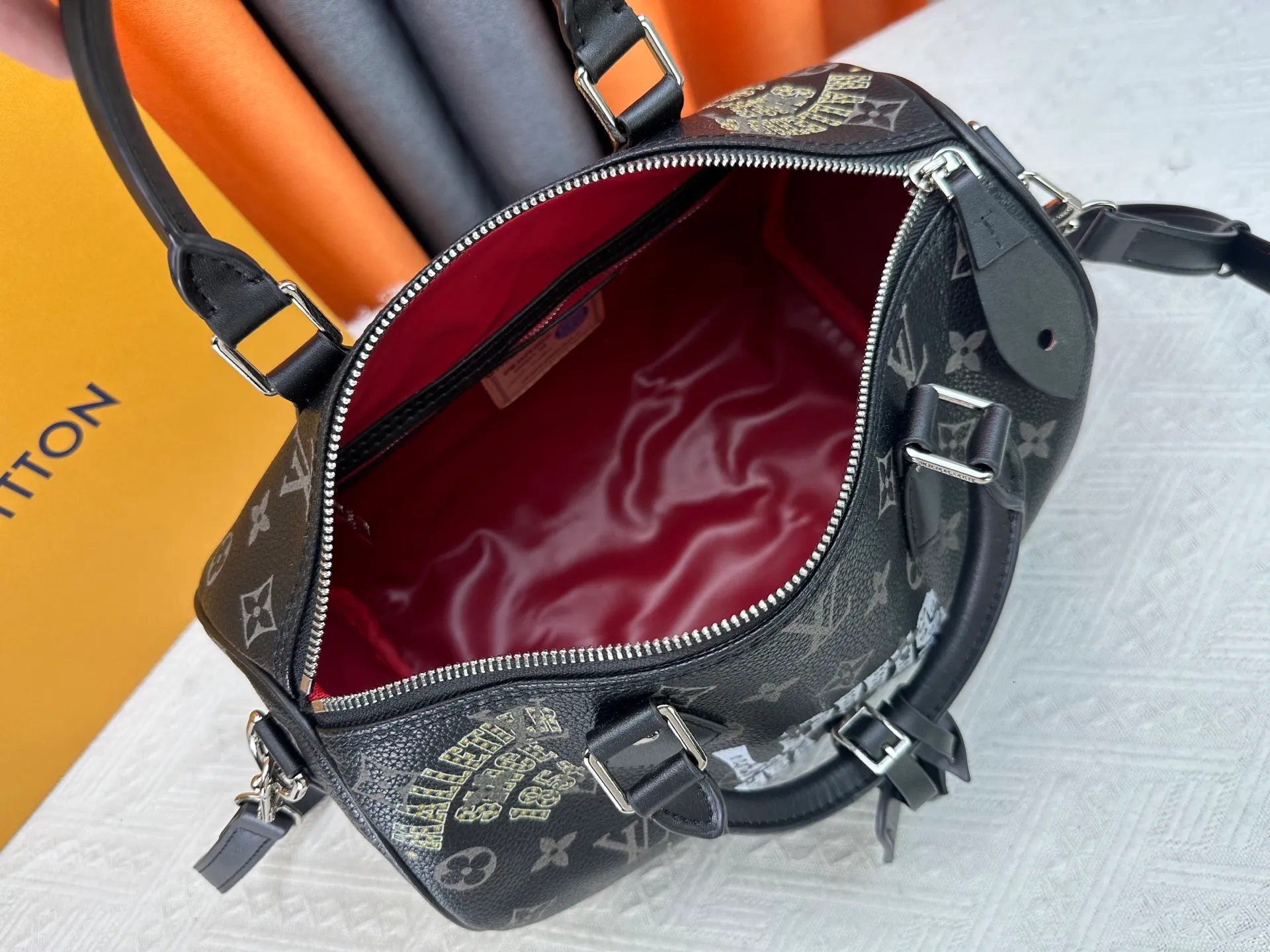 P320 upgraded original M26174 M26175 M26176 M26178 M26180 M24424 LV Speedy 30 Graffiti Pillow Bag Travel Bag Logo-level eye-catching texture and elegant temperament, casual and versatile, which is also the main reason why I bought it. With the soft and tender lambskin material, in short, it can handle various styles of commuting and leisure bags, and it is not a loss. Dimensions: 30×21x17