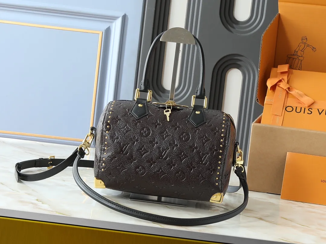 💰280💰Upgraded from the original M26181 M26392, the Louis Vuitton Trunk series welcomes this new Speedy 25, which pays homage to the brand’s genes through brand archival elements such as the classic Monogram pattern and suitcase-inspired details. Made of canvas material with cow leather trim and embellished with metal parts, it shows exquisite craftsmanship. The elegant yet modern design can be carried by hand or on one shoulder, making it suitable for a variety of occasions. Dimensions: 27.0 x 20.0 x 15.0 cm (length x height x width)