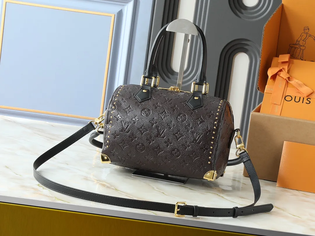 💰280💰Upgraded from the original M26181 M26392, the Louis Vuitton Trunk series welcomes this new Speedy 25, which pays homage to the brand’s genes through brand archival elements such as the classic Monogram pattern and suitcase-inspired details. Made of canvas material with cow leather trim and embellished with metal parts, it shows exquisite craftsmanship. The elegant yet modern design can be carried by hand or on one shoulder, making it suitable for a variety of occasions. Dimensions: 27.0 x 20.0 x 15.0 cm (length x height x width)
