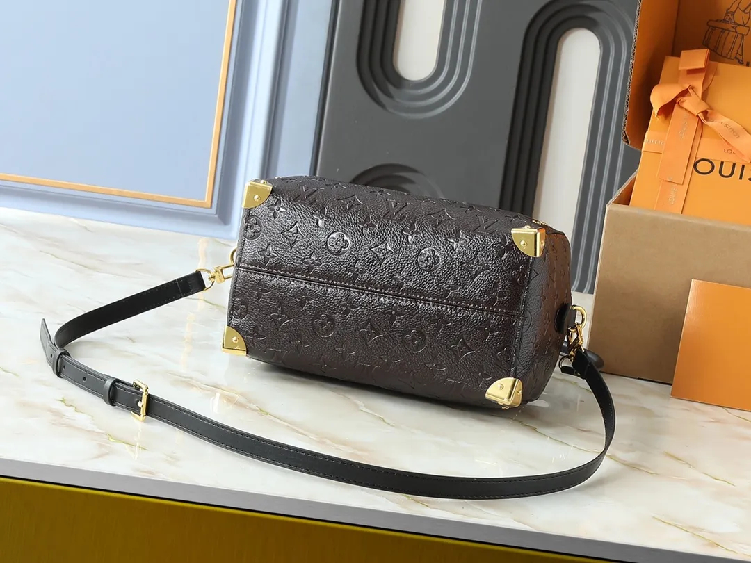 💰280💰Upgraded from the original M26181 M26392, the Louis Vuitton Trunk series welcomes this new Speedy 25, which pays homage to the brand’s genes through brand archival elements such as the classic Monogram pattern and suitcase-inspired details. Made of canvas material with cow leather trim and embellished with metal parts, it shows exquisite craftsmanship. The elegant yet modern design can be carried by hand or on one shoulder, making it suitable for a variety of occasions. Dimensions: 27.0 x 20.0 x 15.0 cm (length x height x width)