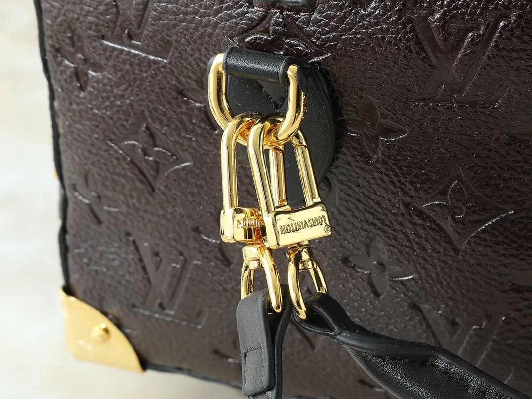 💰280💰Upgraded from the original M26181 M26392, the Louis Vuitton Trunk series welcomes this new Speedy 25, which pays homage to the brand’s genes through brand archival elements such as the classic Monogram pattern and suitcase-inspired details. Made of canvas material with cow leather trim and embellished with metal parts, it shows exquisite craftsmanship. The elegant yet modern design can be carried by hand or on one shoulder, making it suitable for a variety of occasions. Dimensions: 27.0 x 20.0 x 15.0 cm (length x height x width)