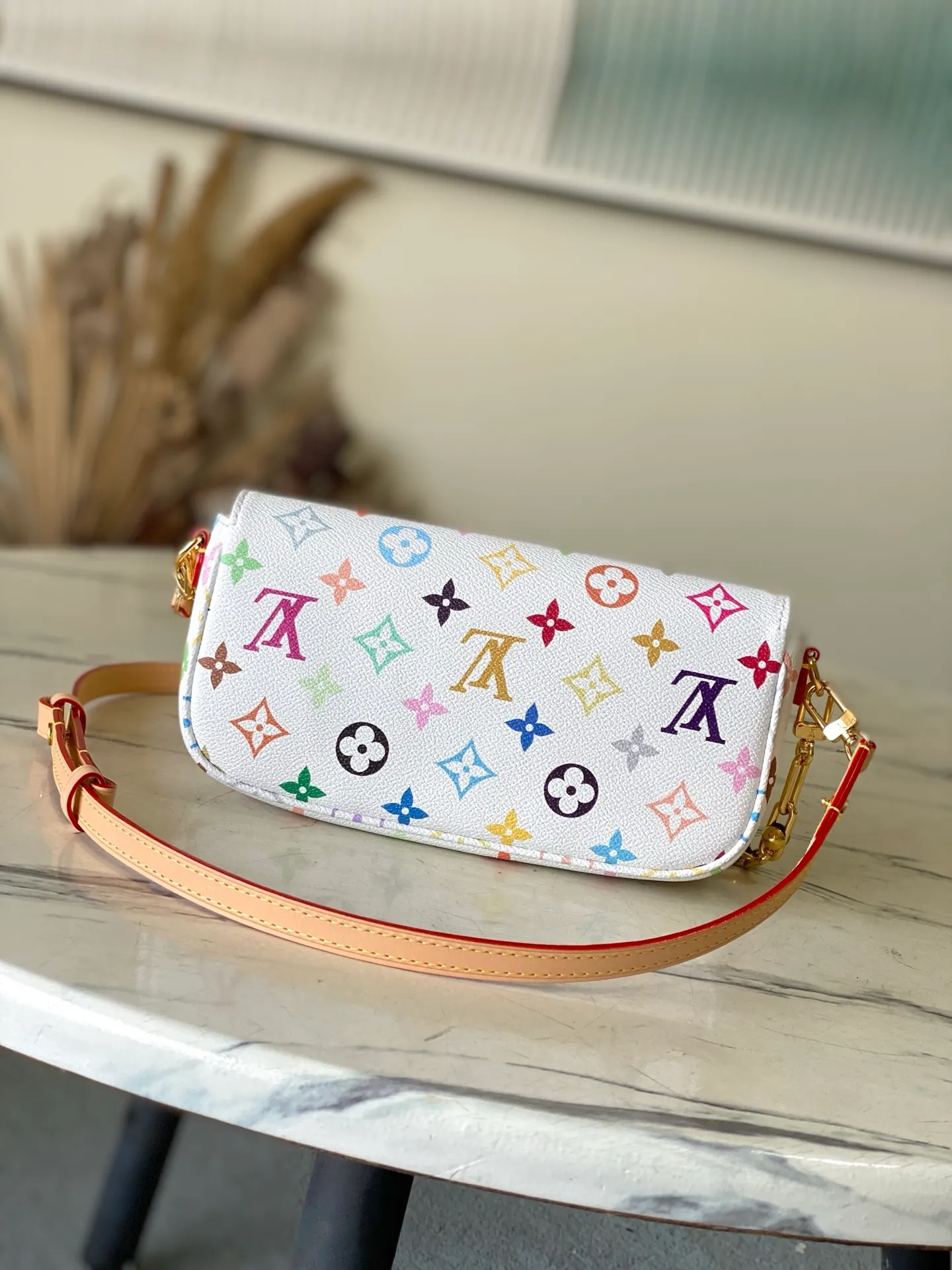 💰940 Top Original Order M27492 Wallet On Chain Ivy handbag was born out of the Sac Recoleta handbag that came out in the 2000s. This time it joins the Louis Vuitton x Murakami collaboration series, painting the classic canvas with colorful colors, and happily celebrating the 130th anniversary of the birth of the Louis Vuitton Monogram pattern. Equipped with a flexible chain and multiple card slots and pockets. Dimensions: 23.5 × 12 × 4.3 cm