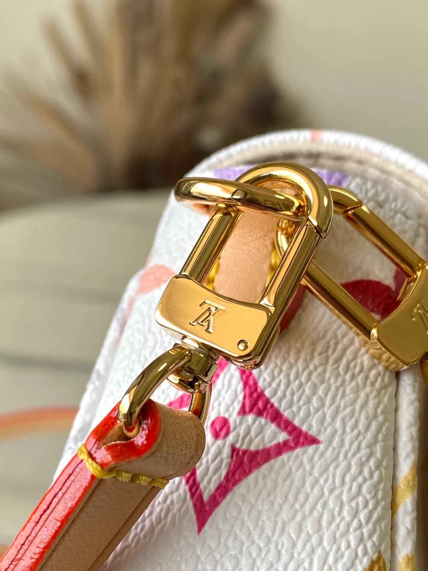 💰940 Top Original Order M27492 Wallet On Chain Ivy handbag was born out of the Sac Recoleta handbag that came out in the 2000s. This time it joins the Louis Vuitton x Murakami collaboration series, painting the classic canvas with colorful colors, and happily celebrating the 130th anniversary of the birth of the Louis Vuitton Monogram pattern. Equipped with a flexible chain and multiple card slots and pockets. Dimensions: 23.5 × 12 × 4.3 cm