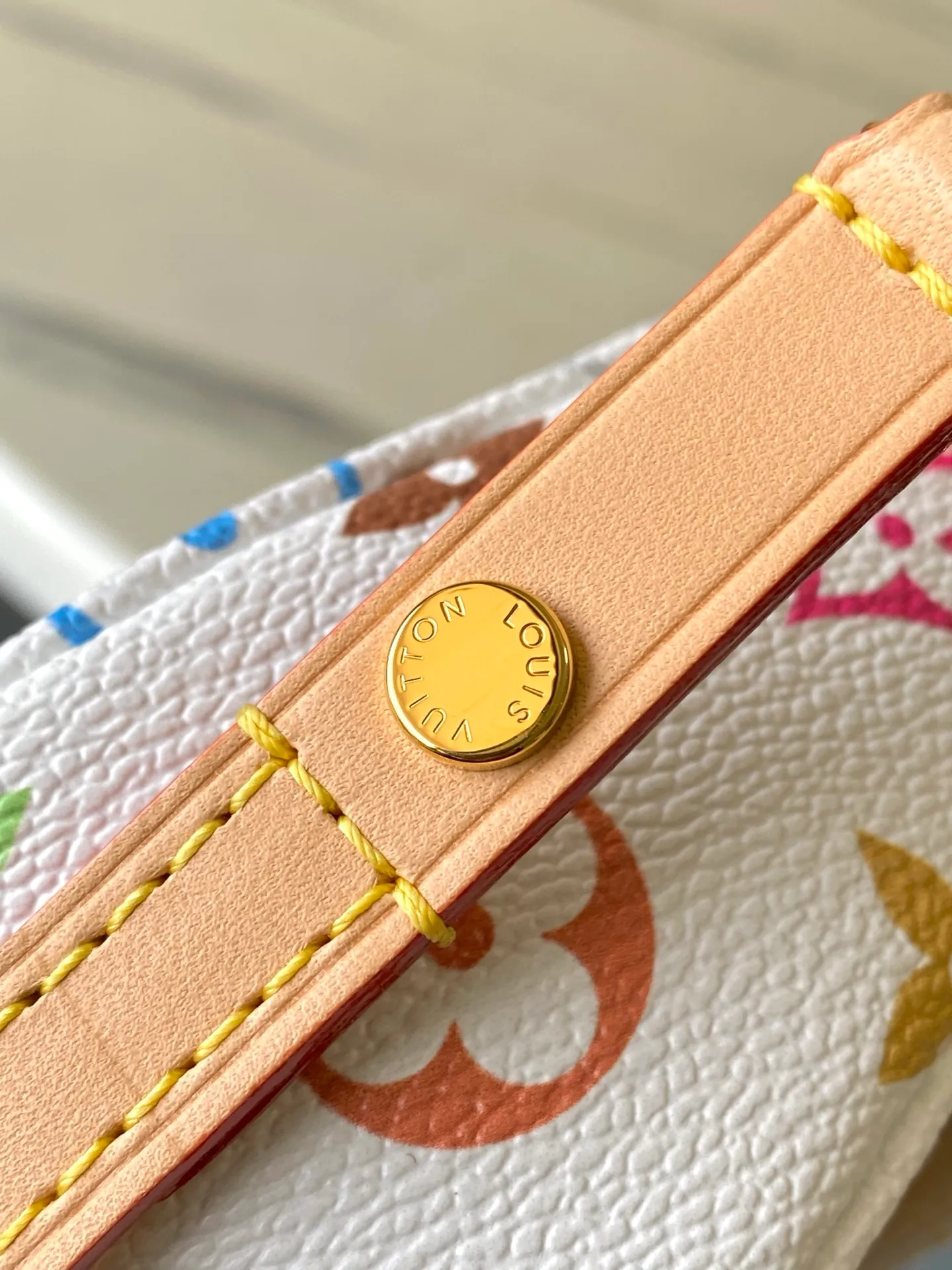 💰940 Top Original Order M27492 Wallet On Chain Ivy handbag was born out of the Sac Recoleta handbag that came out in the 2000s. This time it joins the Louis Vuitton x Murakami collaboration series, painting the classic canvas with colorful colors, and happily celebrating the 130th anniversary of the birth of the Louis Vuitton Monogram pattern. Equipped with a flexible chain and multiple card slots and pockets. Dimensions: 23.5 × 12 × 4.3 cm
