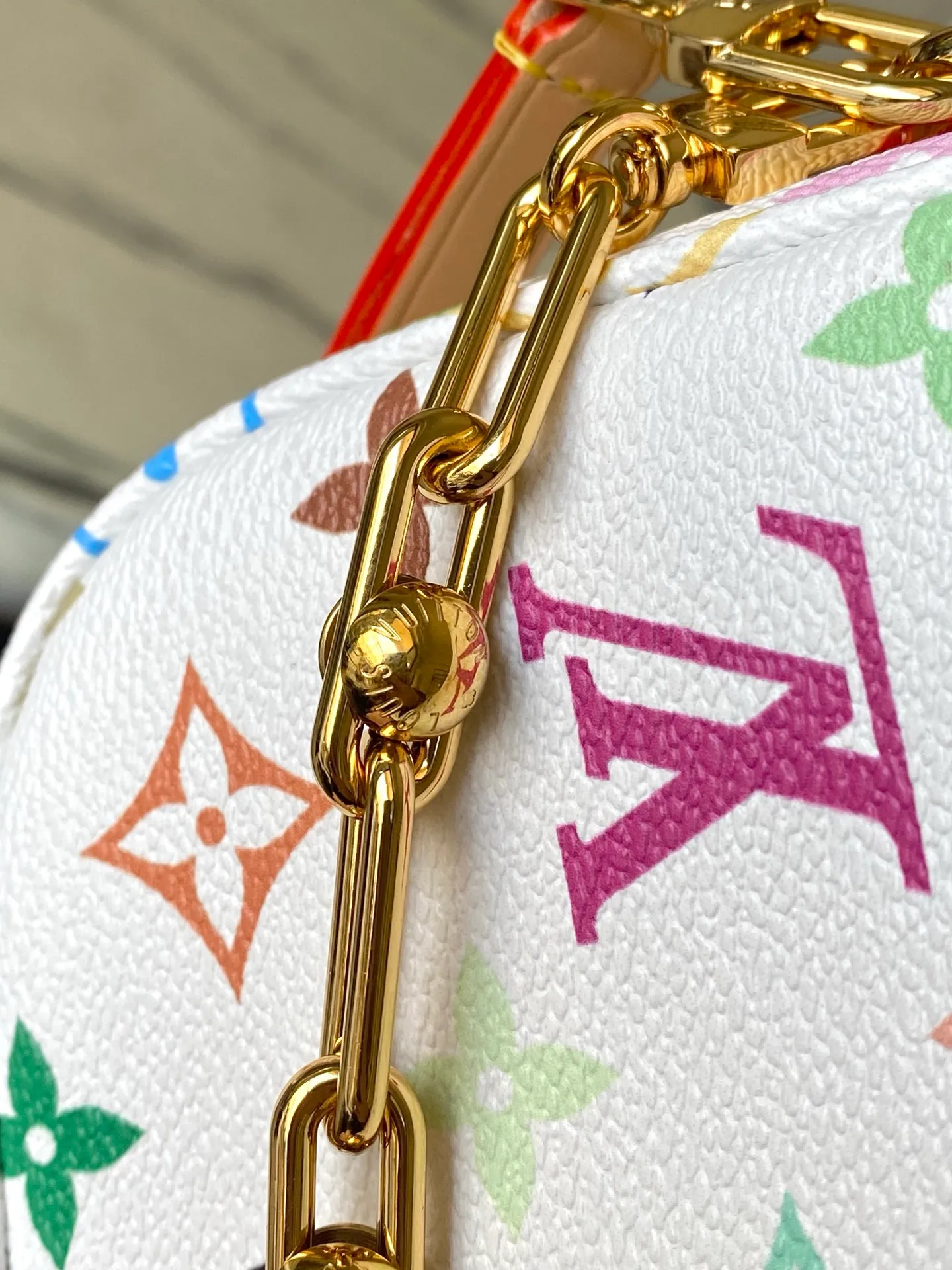 💰940 Top Original Order M27492 Wallet On Chain Ivy handbag was born out of the Sac Recoleta handbag that came out in the 2000s. This time it joins the Louis Vuitton x Murakami collaboration series, painting the classic canvas with colorful colors, and happily celebrating the 130th anniversary of the birth of the Louis Vuitton Monogram pattern. Equipped with a flexible chain and multiple card slots and pockets. Dimensions: 23.5 × 12 × 4.3 cm