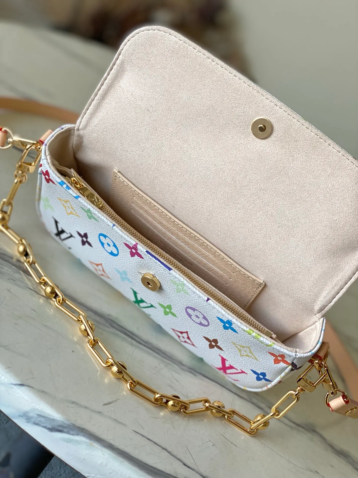 💰940 Top Original Order M27492 Wallet On Chain Ivy handbag was born out of the Sac Recoleta handbag that came out in the 2000s. This time it joins the Louis Vuitton x Murakami collaboration series, painting the classic canvas with colorful colors, and happily celebrating the 130th anniversary of the birth of the Louis Vuitton Monogram pattern. Equipped with a flexible chain and multiple card slots and pockets. Dimensions: 23.5 × 12 × 4.3 cm