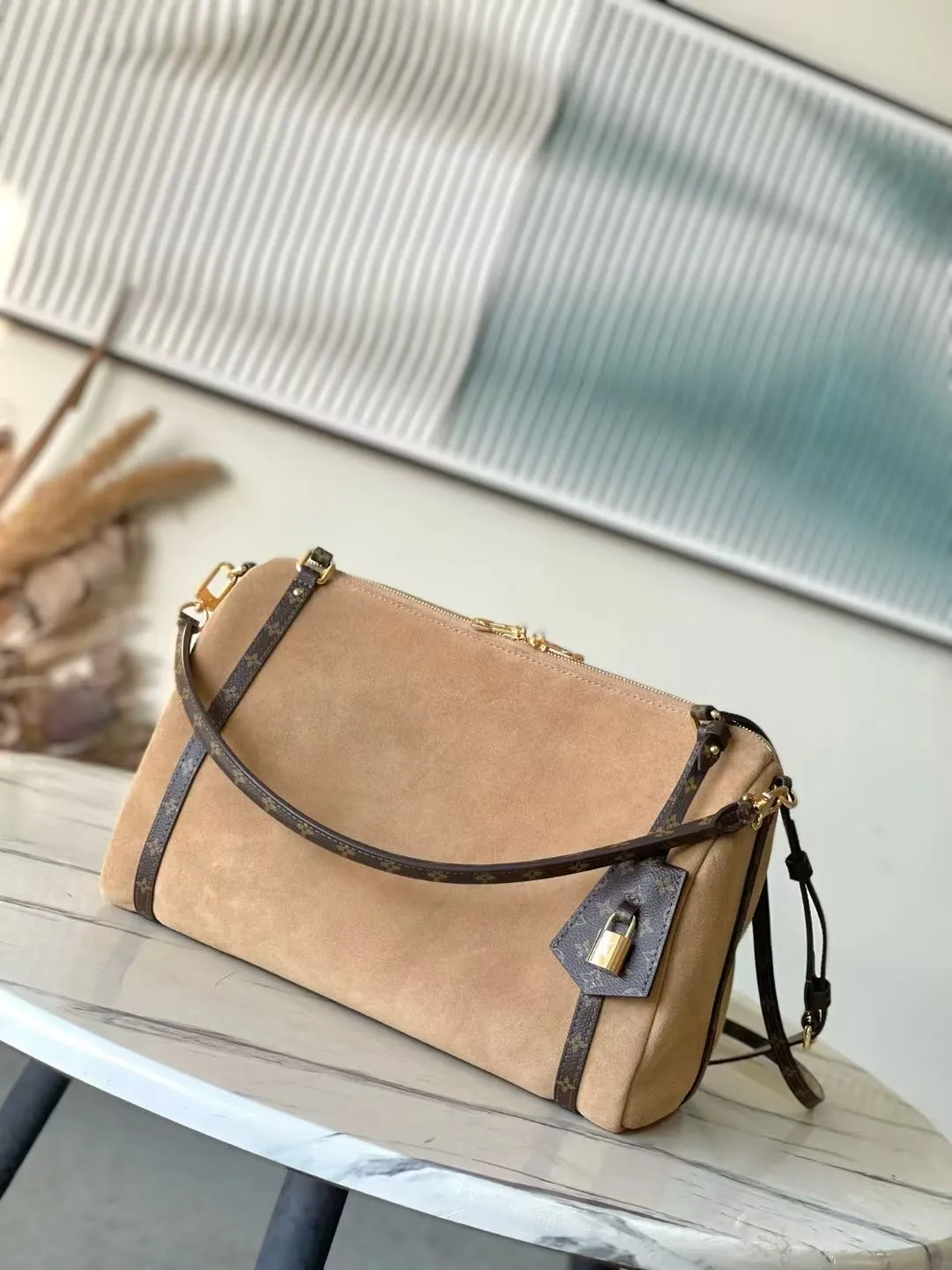💰1140 (top layer leather) Top quality original M26358 frosted leather This season’s Express medium handbag is specially crafted for modern women. This iconic design features a calfskin body with classic Monogram canvas trim. The Monogram jacquard lining pays tribute to the brand's long heritage, making it a perfect choice for urban life. It can be worn in various ways at will. The key bag and padlock are the finishing touches, adding subtle details to the overall design. Dimensions: 36 × 24 × 18.5 cm