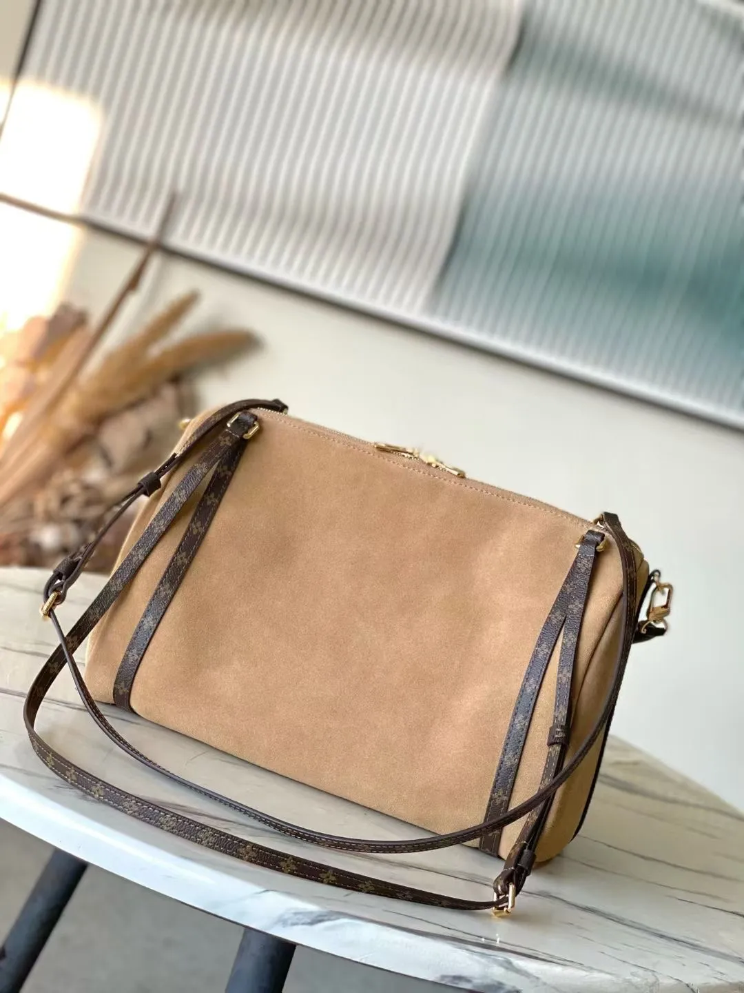💰1140 (top layer leather) Top quality original M26358 frosted leather This season’s Express medium handbag is specially crafted for modern women. This iconic design features a calfskin body with classic Monogram canvas trim. The Monogram jacquard lining pays tribute to the brand's long heritage, making it a perfect choice for urban life. It can be worn in various ways at will. The key bag and padlock are the finishing touches, adding subtle details to the overall design. Dimensions: 36 × 24 × 18.5 cm