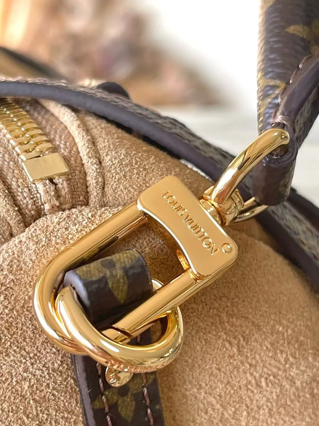 💰1140 (top layer leather) Top quality original M26358 frosted leather This season’s Express medium handbag is specially crafted for modern women. This iconic design features a calfskin body with classic Monogram canvas trim. The Monogram jacquard lining pays tribute to the brand's long heritage, making it a perfect choice for urban life. It can be worn in various ways at will. The key bag and padlock are the finishing touches, adding subtle details to the overall design. Dimensions: 36 × 24 × 18.5 cm