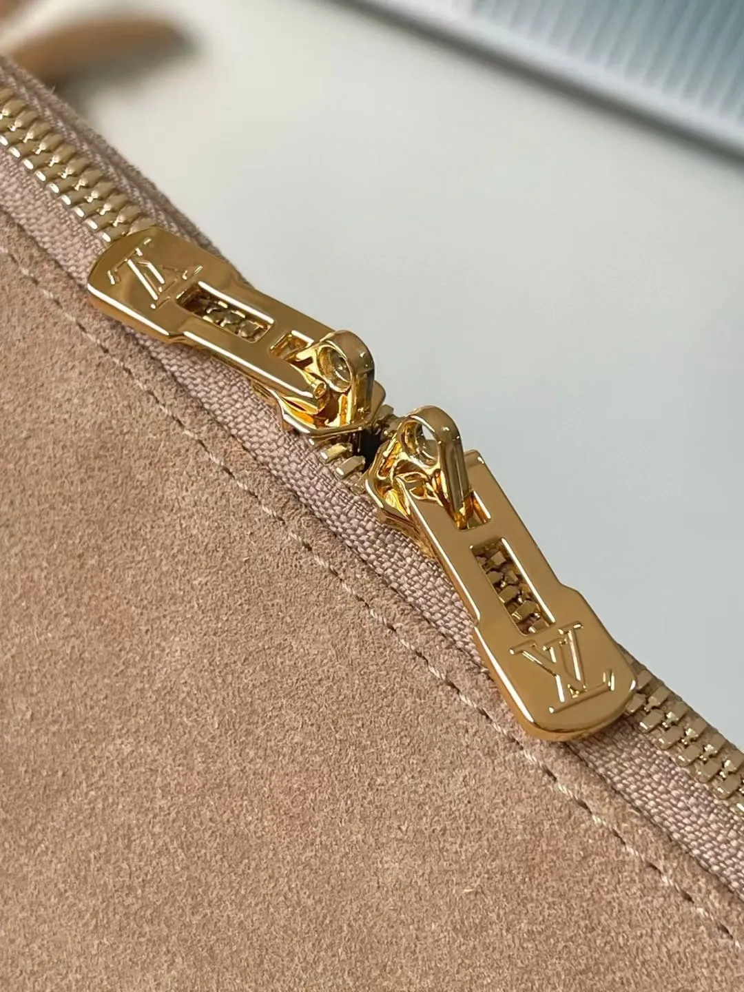 💰1140 (top layer leather) Top quality original M26358 frosted leather This season’s Express medium handbag is specially crafted for modern women. This iconic design features a calfskin body with classic Monogram canvas trim. The Monogram jacquard lining pays tribute to the brand's long heritage, making it a perfect choice for urban life. It can be worn in various ways at will. The key bag and padlock are the finishing touches, adding subtle details to the overall design. Dimensions: 36 × 24 × 18.5 cm