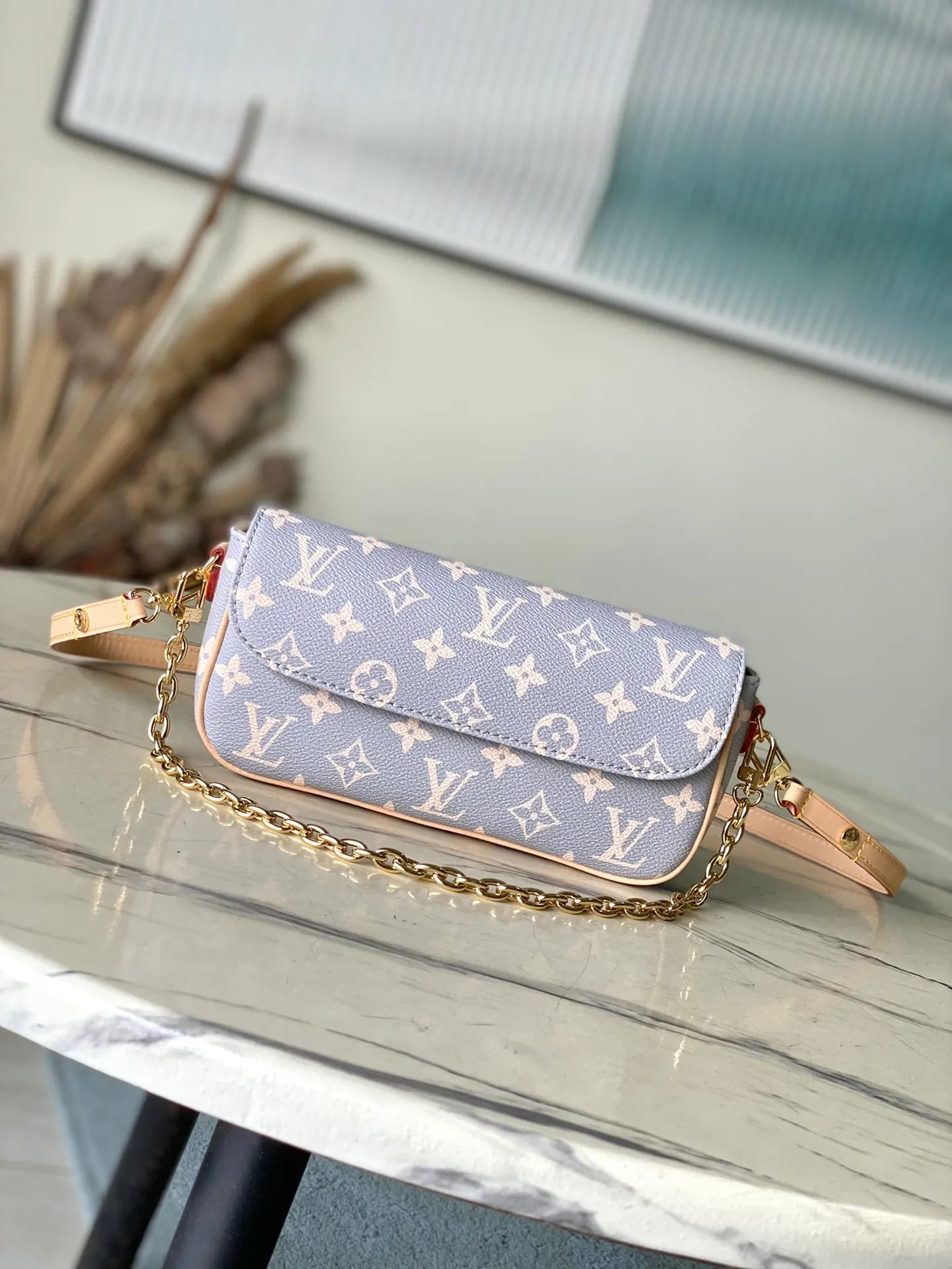 💰760 Top Original Order M12778 This Wallet On Chain Ivy handbag draws inspiration from the color of the brand's traditional hard trunk, rendering the iconic Monogram coated canvas in elegant French tones. The card compartment and zippered inner pocket can accommodate daily needs, and the chain and adjustable leather shoulder strap are detachable, allowing for long and short shoulder and cross-body wear options. 23.5 x 12 x 4.3 cm (length x height x width)