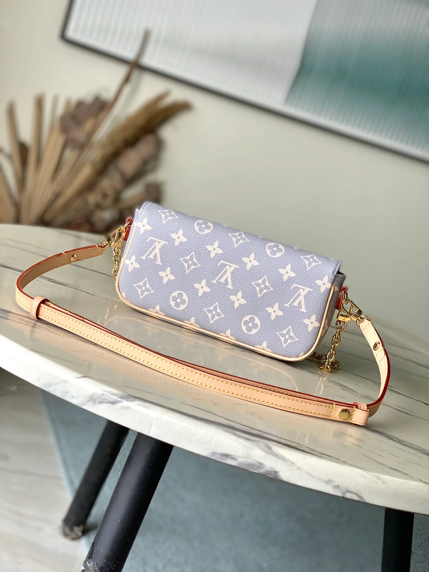 💰760 Top Original Order M12778 This Wallet On Chain Ivy handbag draws inspiration from the color of the brand's traditional hard trunk, rendering the iconic Monogram coated canvas in elegant French tones. The card compartment and zippered inner pocket can accommodate daily needs, and the chain and adjustable leather shoulder strap are detachable, allowing for long and short shoulder and cross-body wear options. 23.5 x 12 x 4.3 cm (length x height x width)
