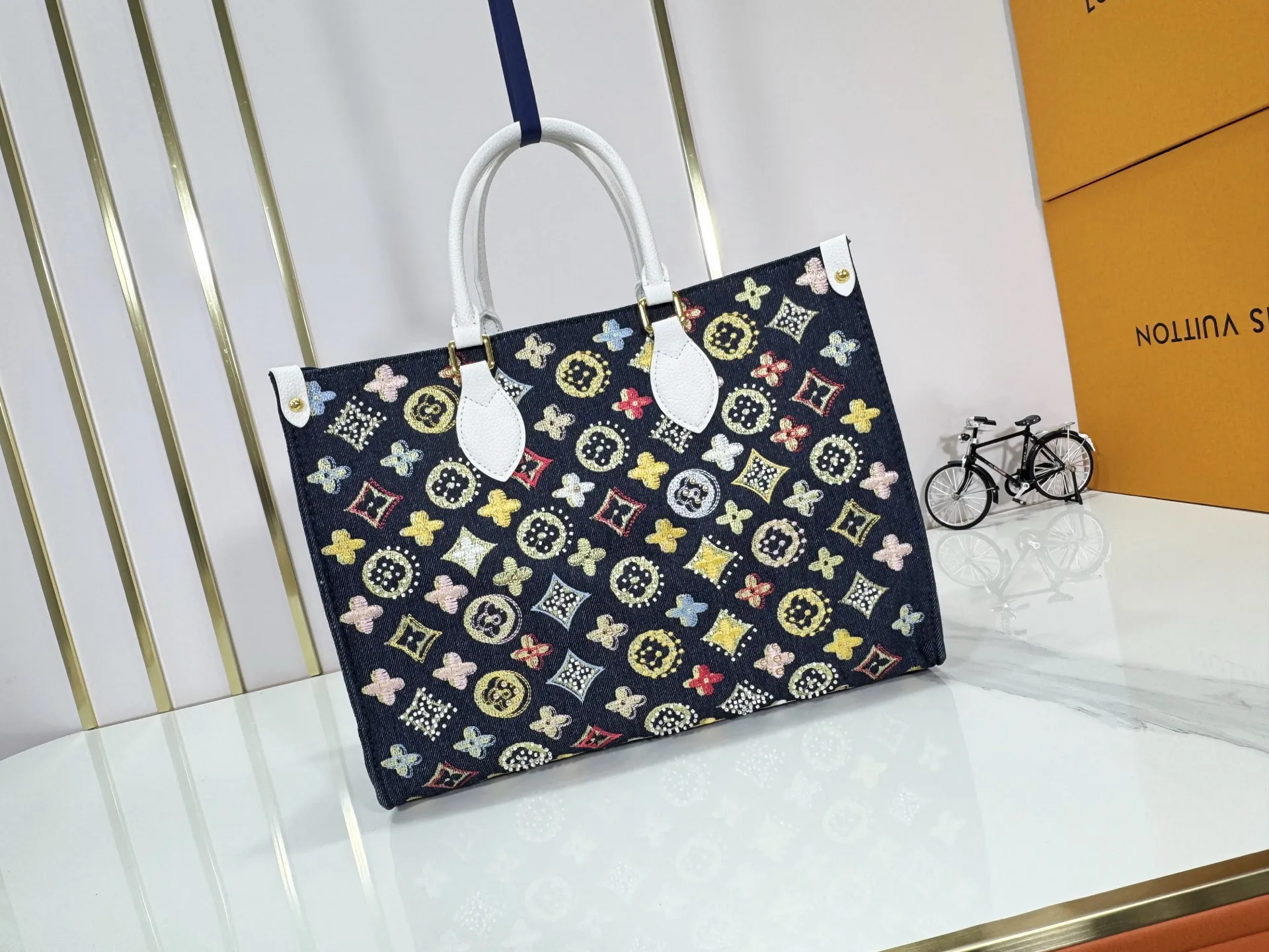 P340 Upgraded original version 🔥New embroidery🔥M45039 M45321 M44571 This Onthego medium handbag is decorated with classic Monogram canvas and Monogram Reverse canvas on both sides, showing different styles at will. Toron's dual handles and shoulder strap allow for a variety of carrying options. Dimensions: 34.0 x 26.0 x 13.0 cm (length x height x width)