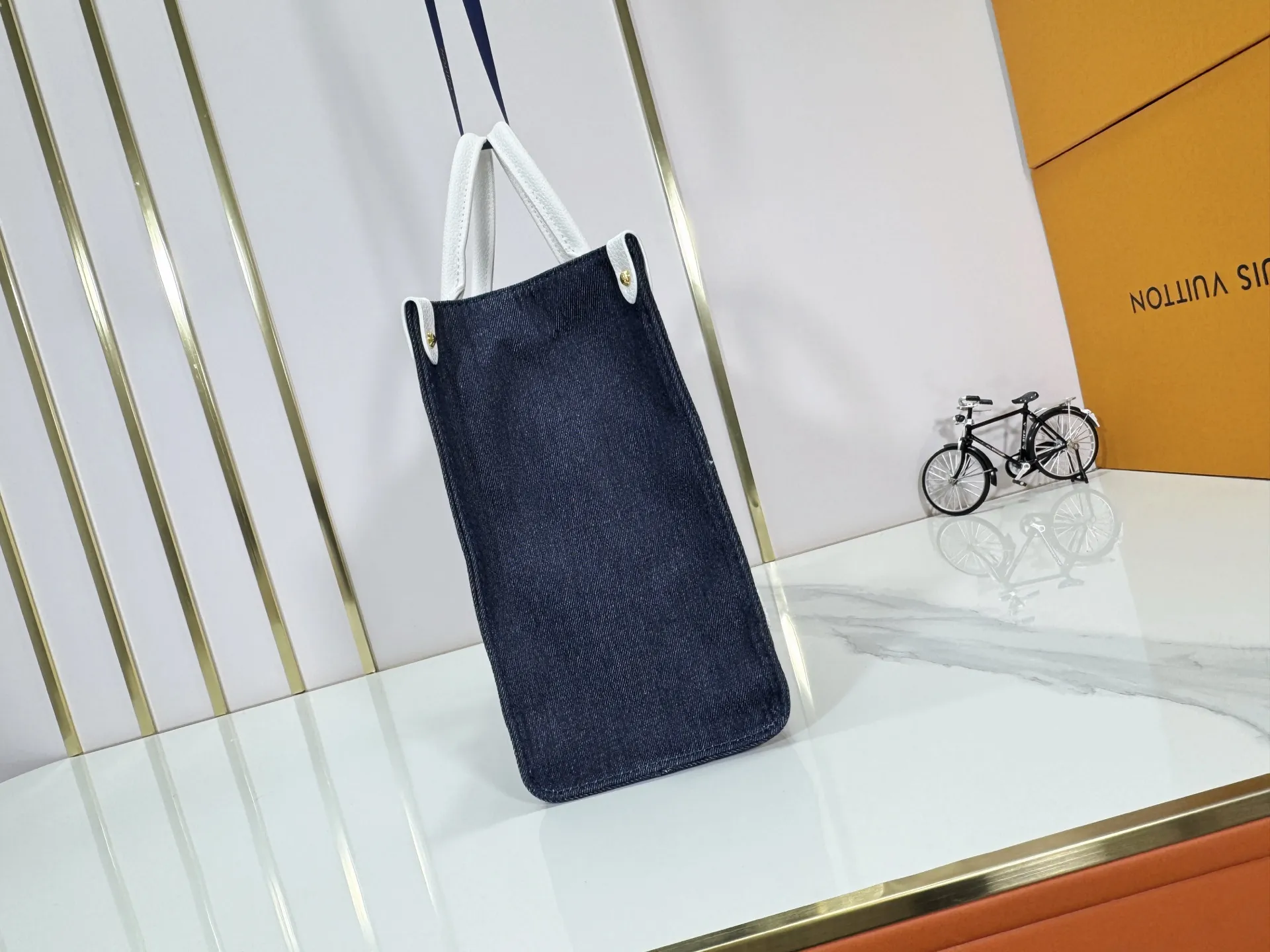 P340 Upgraded original version 🔥New embroidery🔥M45039 M45321 M44571 This Onthego medium handbag is decorated with classic Monogram canvas and Monogram Reverse canvas on both sides, showing different styles at will. Toron's dual handles and shoulder strap allow for a variety of carrying options. Dimensions: 34.0 x 26.0 x 13.0 cm (length x height x width)