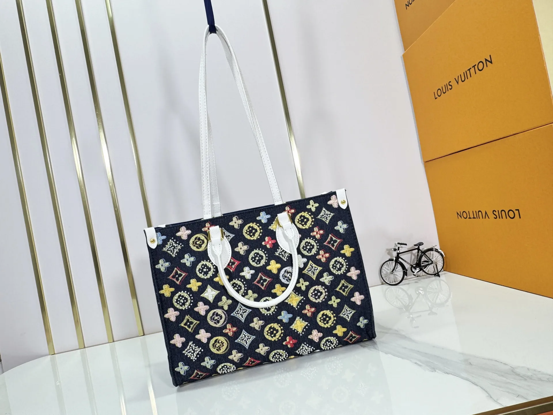 P340 Upgraded original version 🔥New embroidery🔥M45039 M45321 M44571 This Onthego medium handbag is decorated with classic Monogram canvas and Monogram Reverse canvas on both sides, showing different styles at will. Toron's dual handles and shoulder strap allow for a variety of carrying options. Dimensions: 34.0 x 26.0 x 13.0 cm (length x height x width)