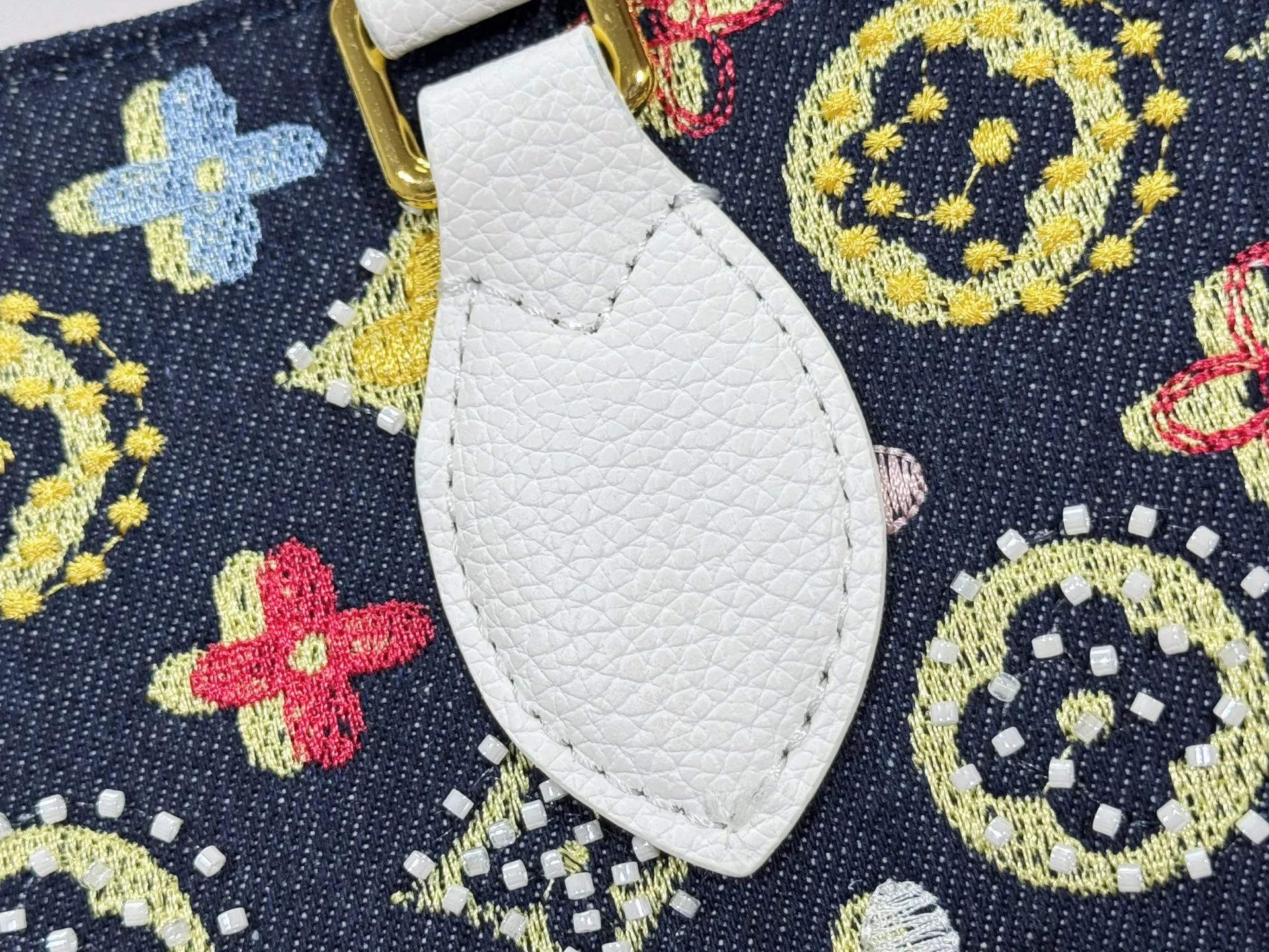 P340 Upgraded original version 🔥New embroidery🔥M45039 M45321 M44571 This Onthego medium handbag is decorated with classic Monogram canvas and Monogram Reverse canvas on both sides, showing different styles at will. Toron's dual handles and shoulder strap allow for a variety of carrying options. Dimensions: 34.0 x 26.0 x 13.0 cm (length x height x width)