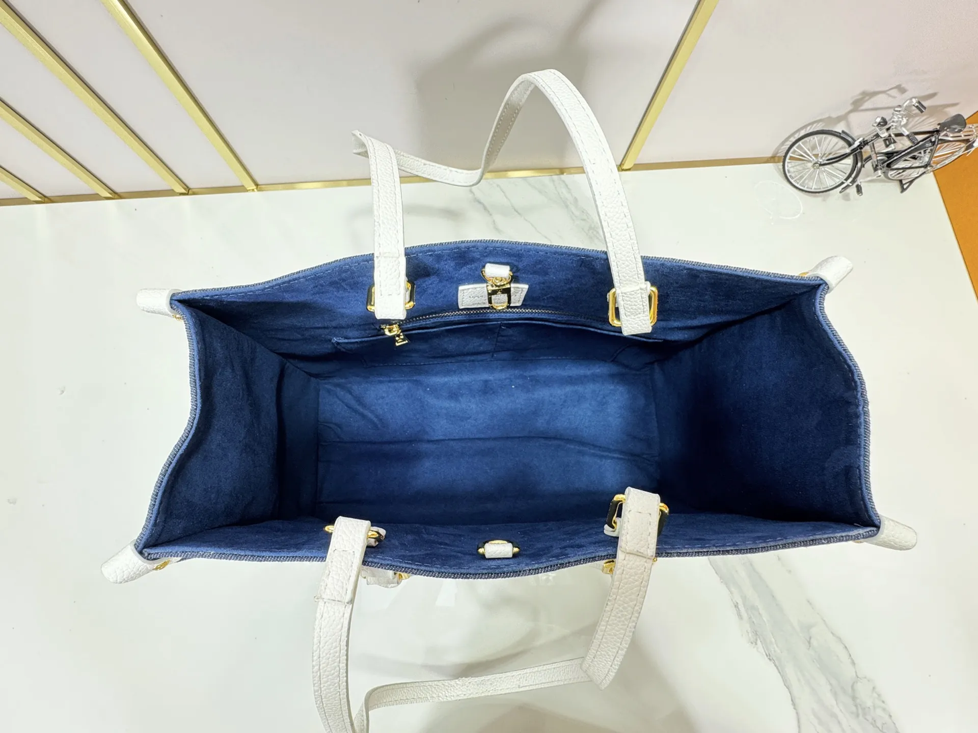 P340 Upgraded original version 🔥New embroidery🔥M45039 M45321 M44571 This Onthego medium handbag is decorated with classic Monogram canvas and Monogram Reverse canvas on both sides, showing different styles at will. Toron's dual handles and shoulder strap allow for a variety of carrying options. Dimensions: 34.0 x 26.0 x 13.0 cm (length x height x width)
