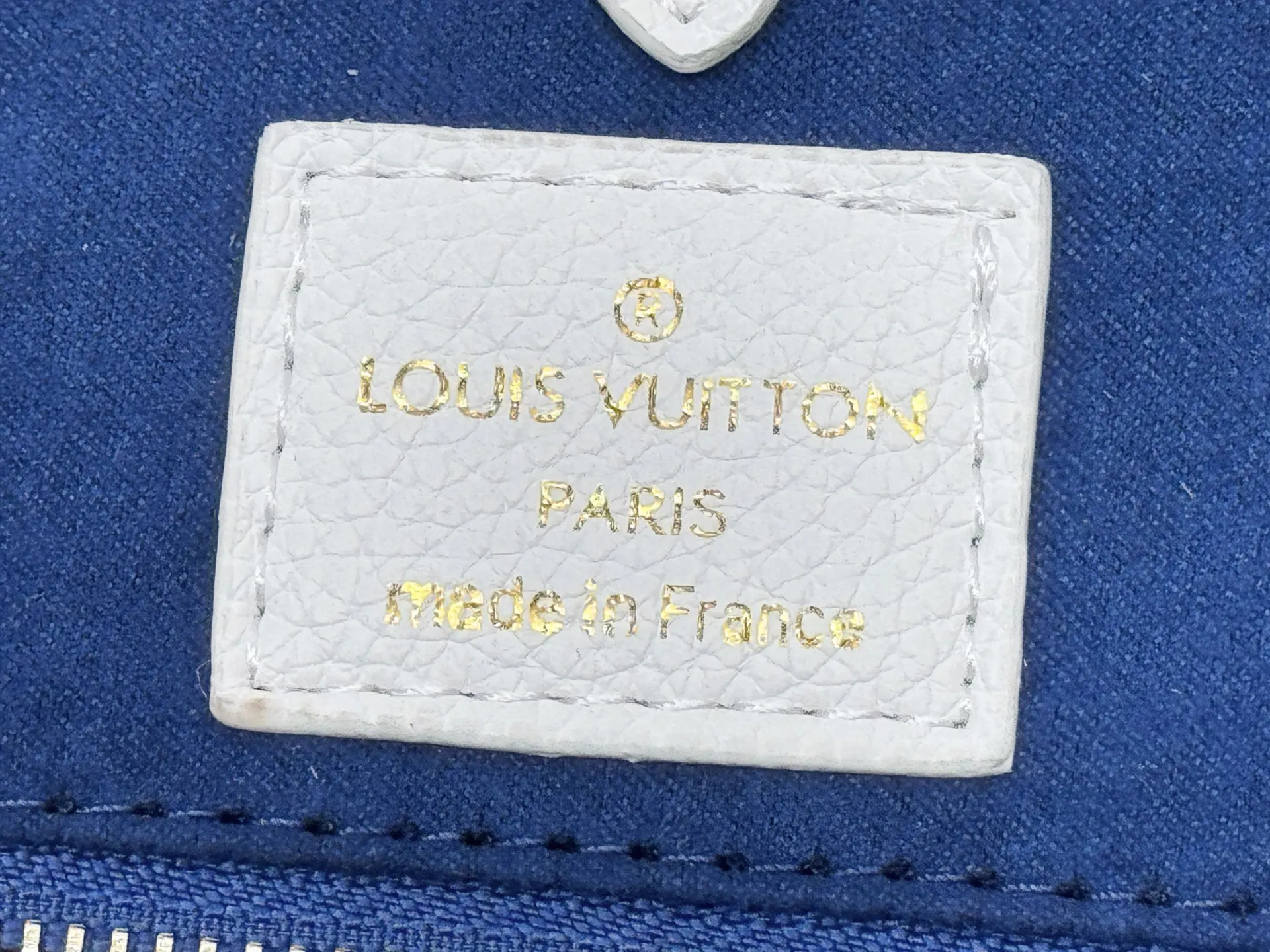 P340 Upgraded original version 🔥New embroidery🔥M45039 M45321 M44571 This Onthego medium handbag is decorated with classic Monogram canvas and Monogram Reverse canvas on both sides, showing different styles at will. Toron's dual handles and shoulder strap allow for a variety of carrying options. Dimensions: 34.0 x 26.0 x 13.0 cm (length x height x width)