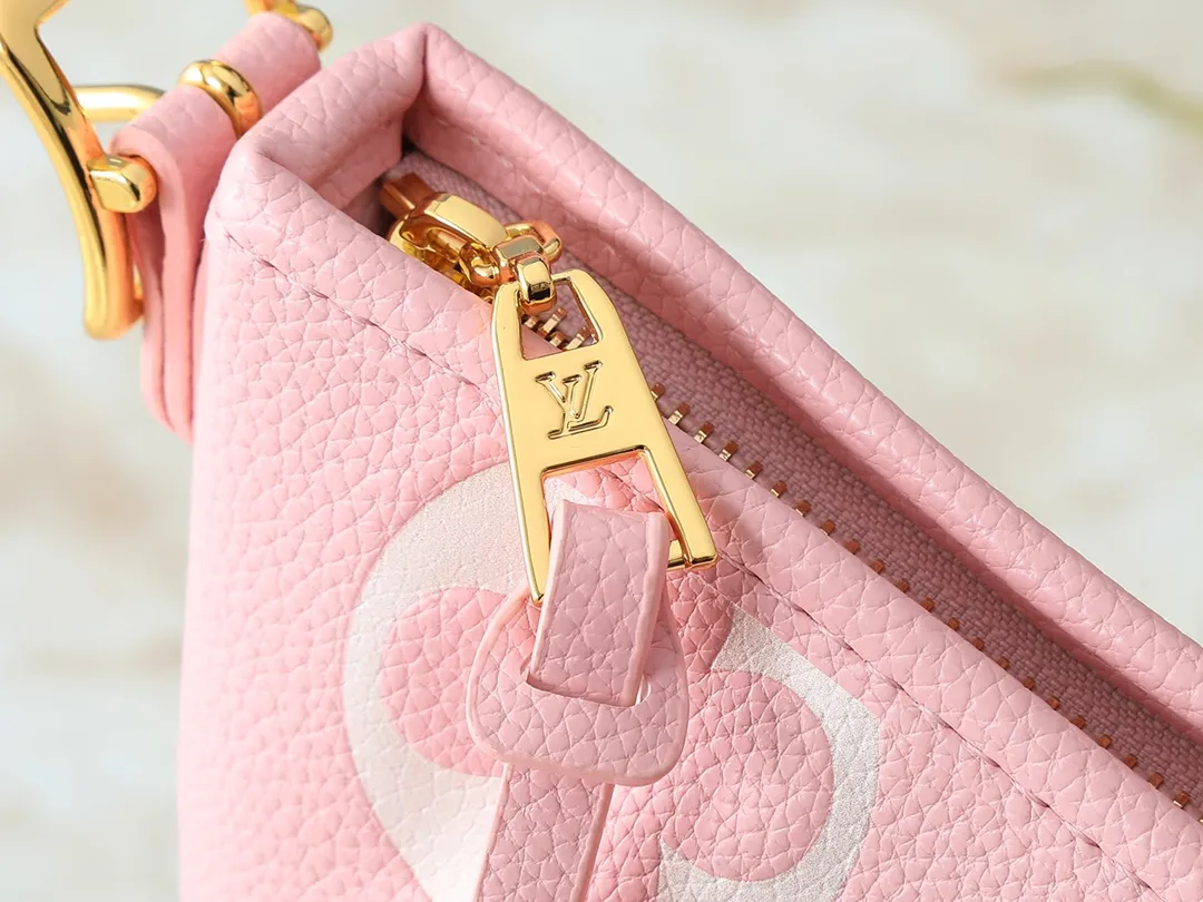 💰240💰Upgraded from the original M24141 M46288 M46293 M46277 M46298 M46203 CarryAll small handbag is made of Mono gram Empreinte embossed leather. It has a generous structure and a neat inner layer. The large inner bag adds functional elements. Comes with a Monogram embossed zipper clutch secured by a leather strap. A personal companion for urban life. Dimensions 29 x 24 x 12 cm (length x height x width)