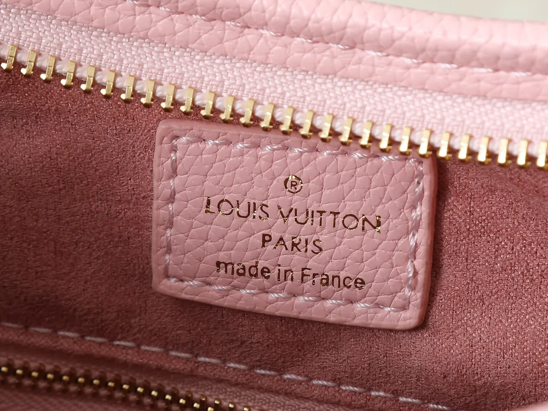 💰240💰Upgraded from the original M24141 M46288 M46293 M46277 M46298 M46203 CarryAll small handbag is made of Mono gram Empreinte embossed leather. It has a generous structure and a neat inner layer. The large inner bag adds functional elements. Comes with a Monogram embossed zipper clutch secured by a leather strap. A personal companion for urban life. Dimensions 29 x 24 x 12 cm (length x height x width)
