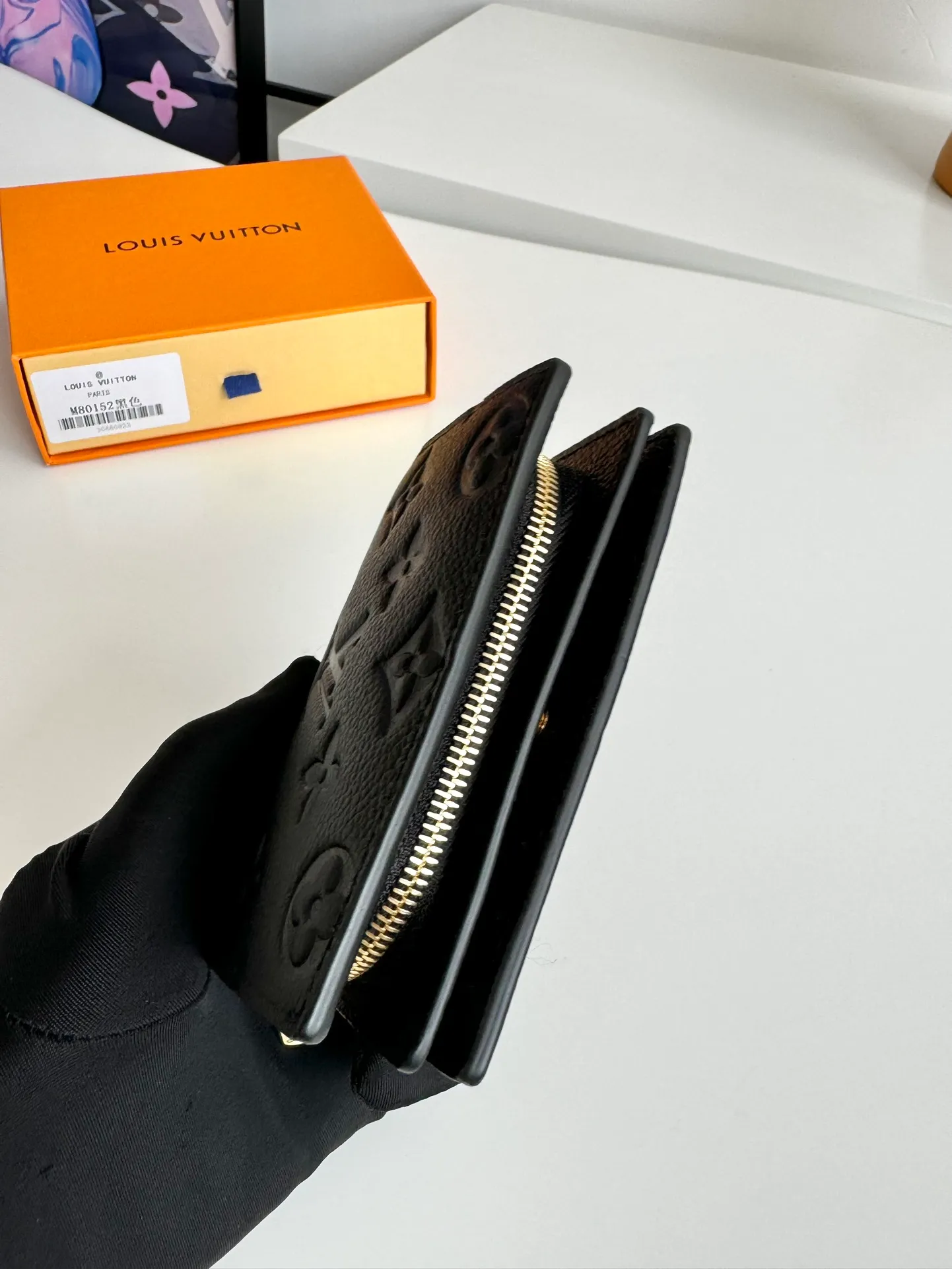 Factory price 460 🇫🇷Overseas original order M80152 black exclusive real shot! This Cléa wallet is made of Monogram Empreinte soft grained cowhide and embossed with Louis Vuitton's iconic Monogram pattern. It has a stylish design, is compact yet spacious, and is equipped with an external patch pocket, zippered coin pocket, banknote compartment and six credit card slots. Size: 12×9×3.5cm