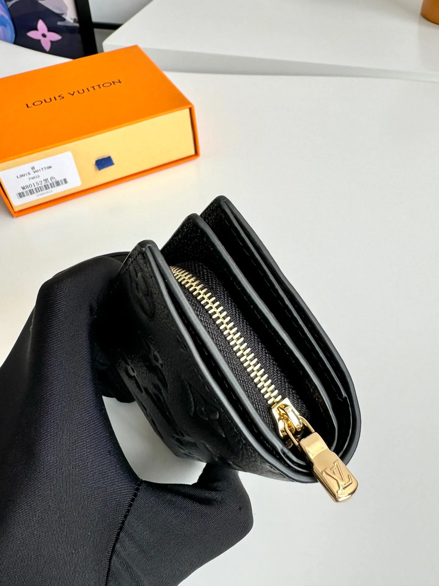 Factory price 460 🇫🇷Overseas original order M80152 black exclusive real shot! This Cléa wallet is made of Monogram Empreinte soft grained cowhide and embossed with Louis Vuitton's iconic Monogram pattern. It has a stylish design, is compact yet spacious, and is equipped with an external patch pocket, zippered coin pocket, banknote compartment and six credit card slots. Size: 12×9×3.5cm