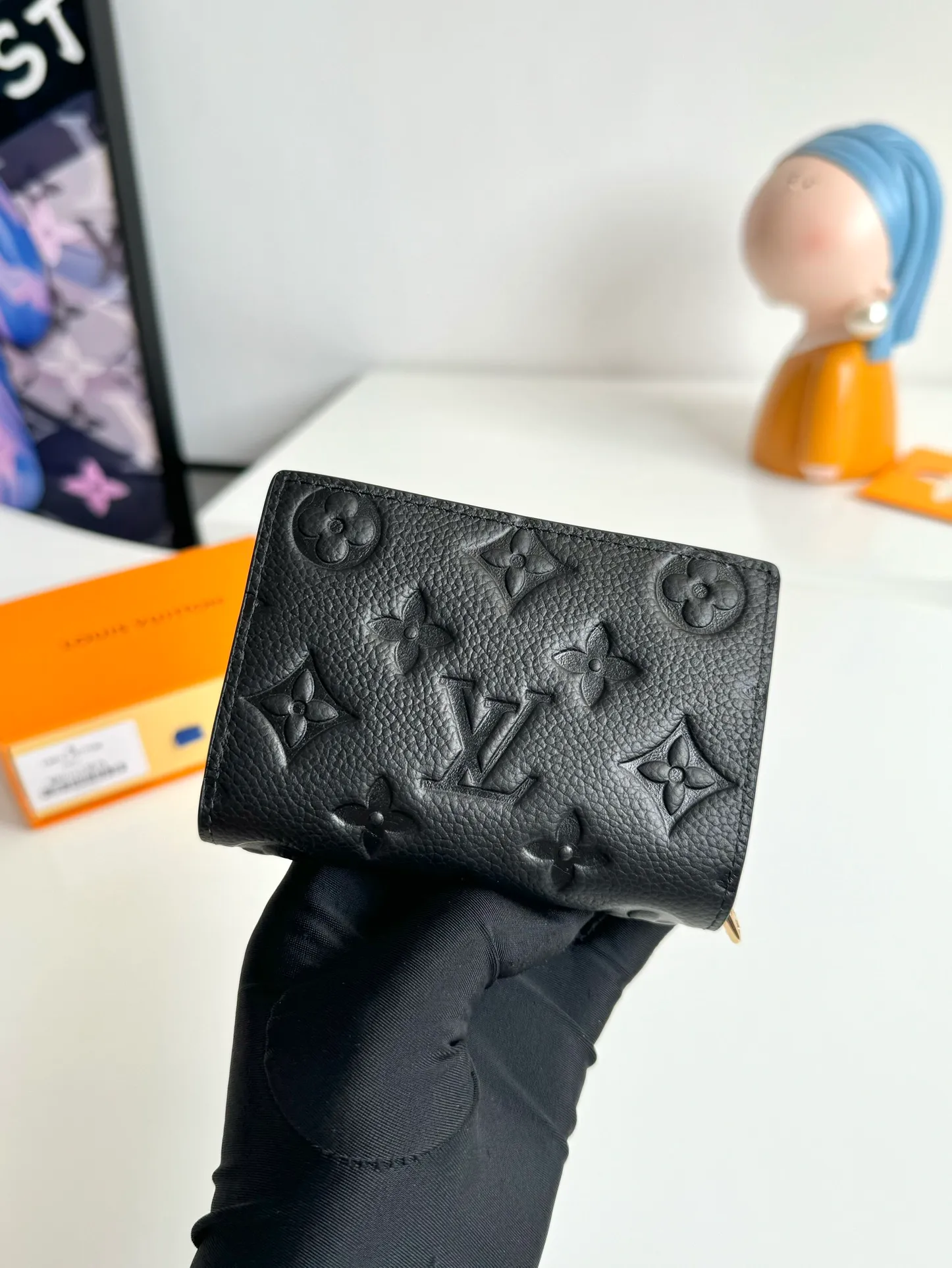 Factory price 460 🇫🇷Overseas original order M80152 black exclusive real shot! This Cléa wallet is made of Monogram Empreinte soft grained cowhide and embossed with Louis Vuitton's iconic Monogram pattern. It has a stylish design, is compact yet spacious, and is equipped with an external patch pocket, zippered coin pocket, banknote compartment and six credit card slots. Size: 12×9×3.5cm