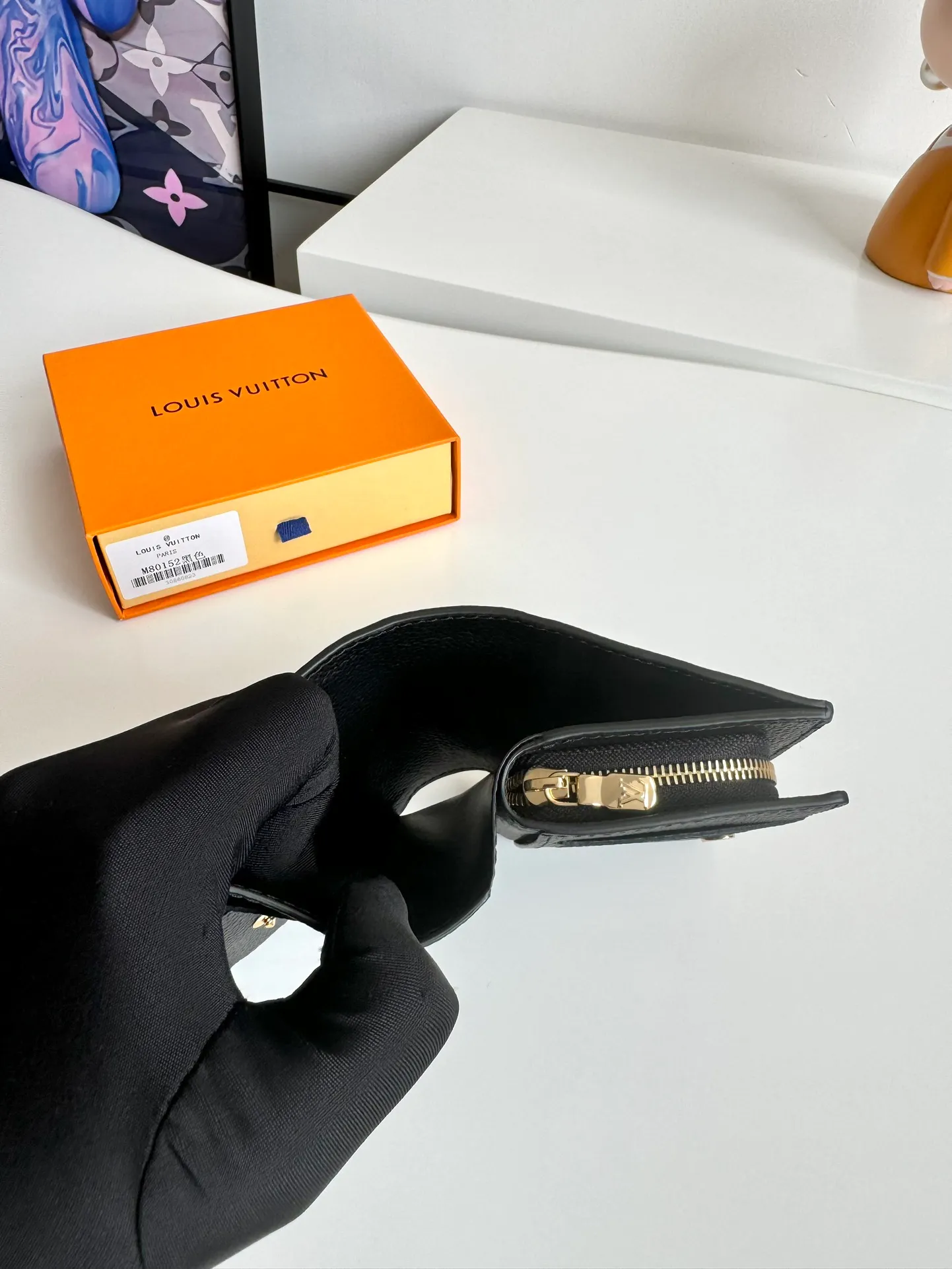 Factory price 460 🇫🇷Overseas original order M80152 black exclusive real shot! This Cléa wallet is made of Monogram Empreinte soft grained cowhide and embossed with Louis Vuitton's iconic Monogram pattern. It has a stylish design, is compact yet spacious, and is equipped with an external patch pocket, zippered coin pocket, banknote compartment and six credit card slots. Size: 12×9×3.5cm