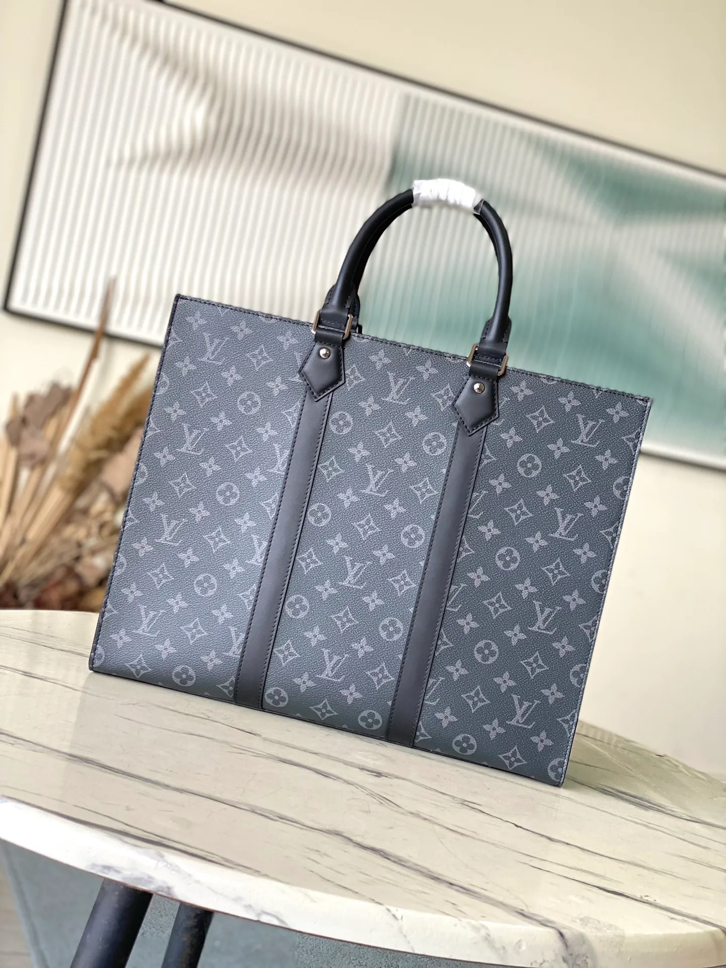 💰980 Top original order M47059 This Sac Plat 24H tote bag is made of Monogram embossed Taurllon Jm cow leather. It has a wide interior space with pockets and zippered inner pockets, which can safely store valuables. The short handle makes it easy to carry, while the long handle makes it easy to carry on the shoulder. Dimensions: 41 × 33 × 14 cm