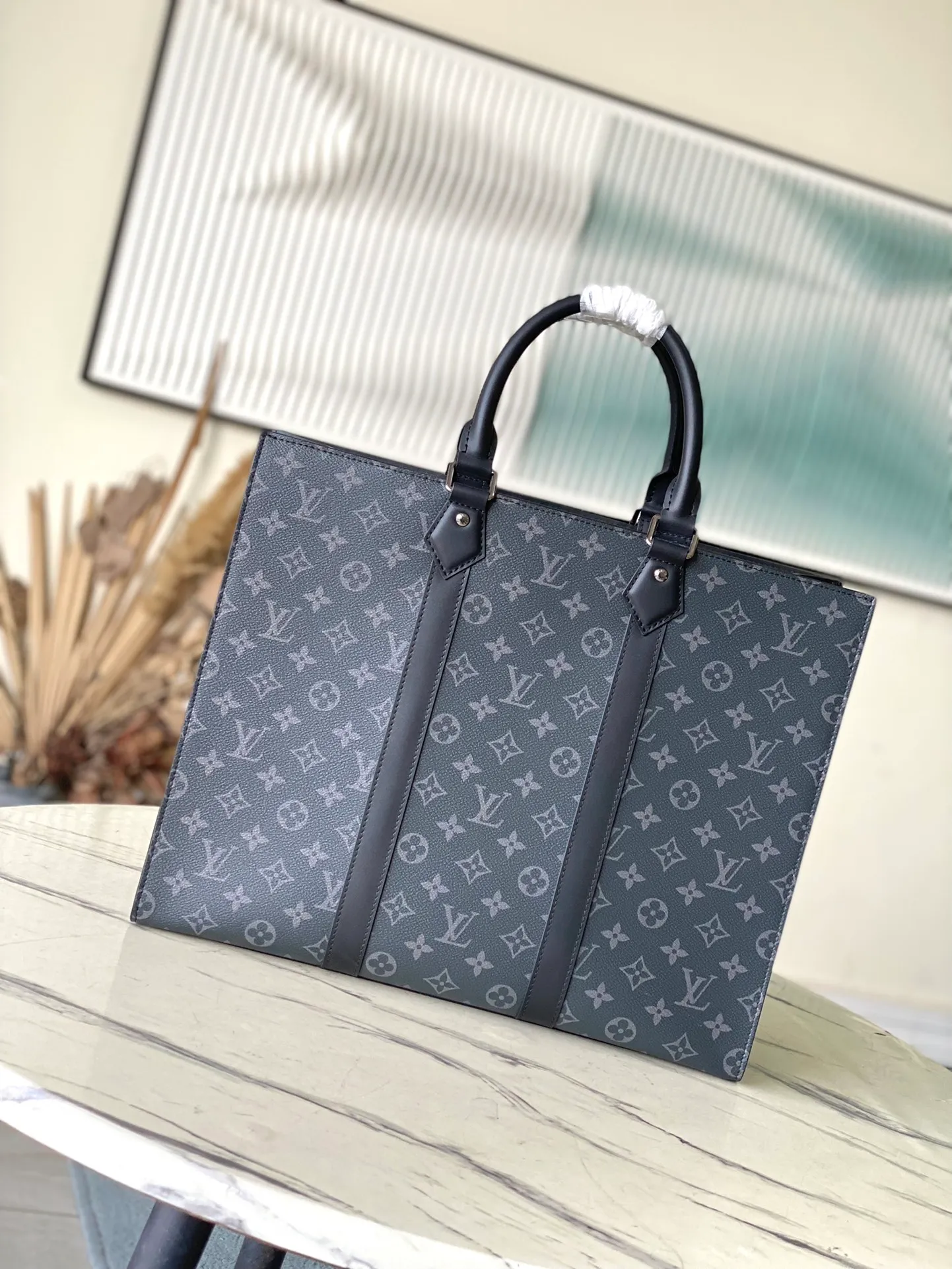 💰980 Top original order M47059 This Sac Plat 24H tote bag is made of Monogram embossed Taurllon Jm cow leather. It has a wide interior space with pockets and zippered inner pockets, which can safely store valuables. The short handle makes it easy to carry, while the long handle makes it easy to carry on the shoulder. Dimensions: 41 × 33 × 14 cm