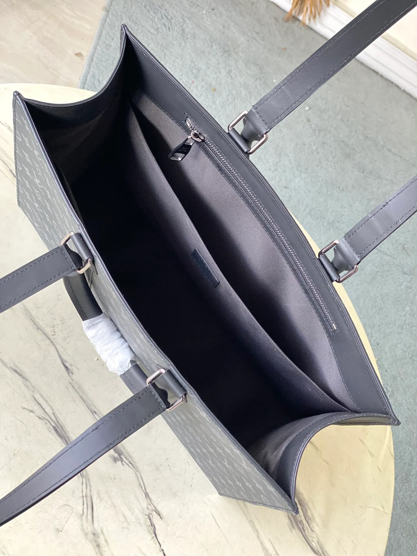 💰980 Top original order M47059 This Sac Plat 24H tote bag is made of Monogram embossed Taurllon Jm cow leather. It has a wide interior space with pockets and zippered inner pockets, which can safely store valuables. The short handle makes it easy to carry, while the long handle makes it easy to carry on the shoulder. Dimensions: 41 × 33 × 14 cm