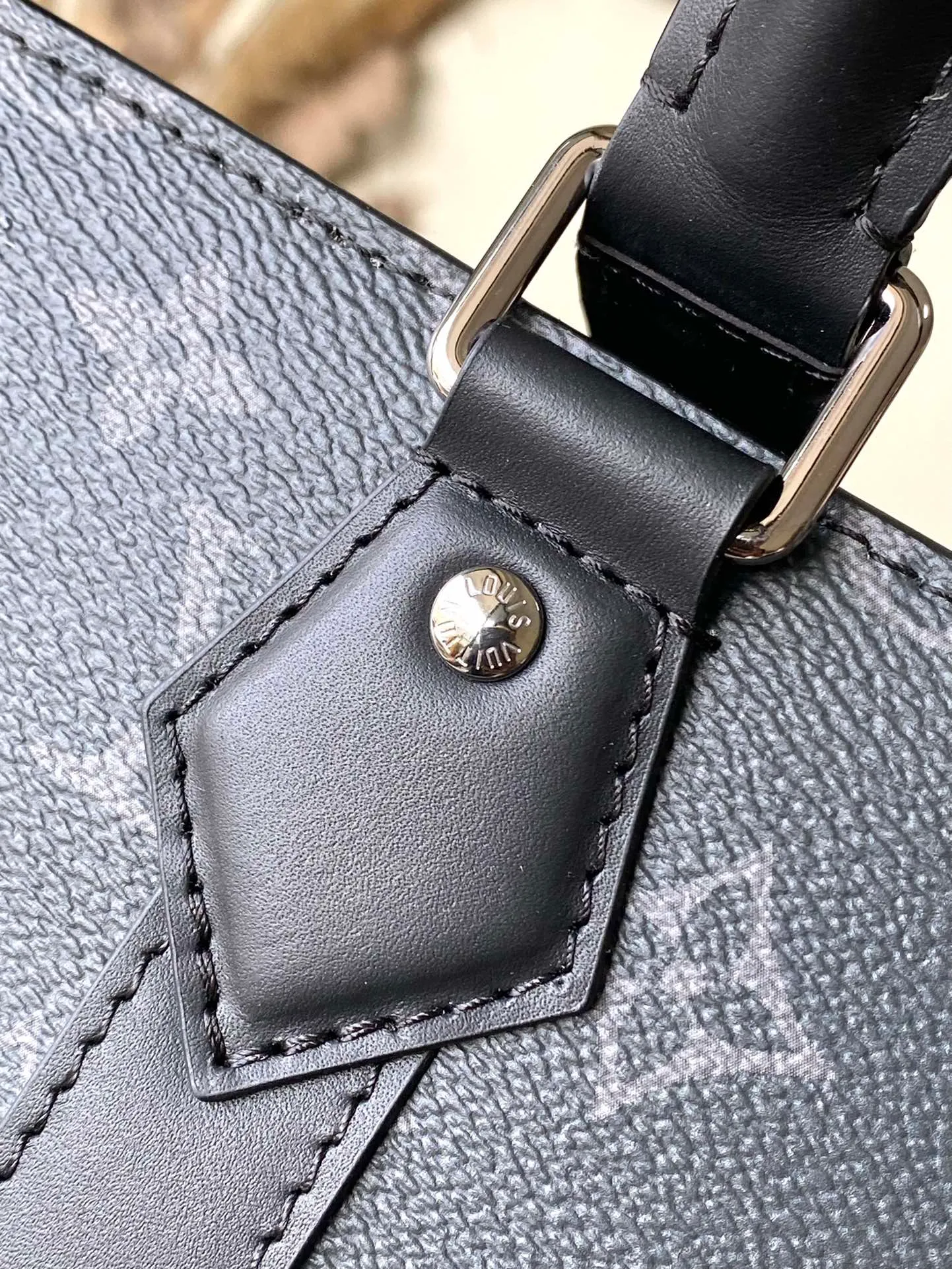 💰980 Top original order M47059 This Sac Plat 24H tote bag is made of Monogram embossed Taurllon Jm cow leather. It has a wide interior space with pockets and zippered inner pockets, which can safely store valuables. The short handle makes it easy to carry, while the long handle makes it easy to carry on the shoulder. Dimensions: 41 × 33 × 14 cm
