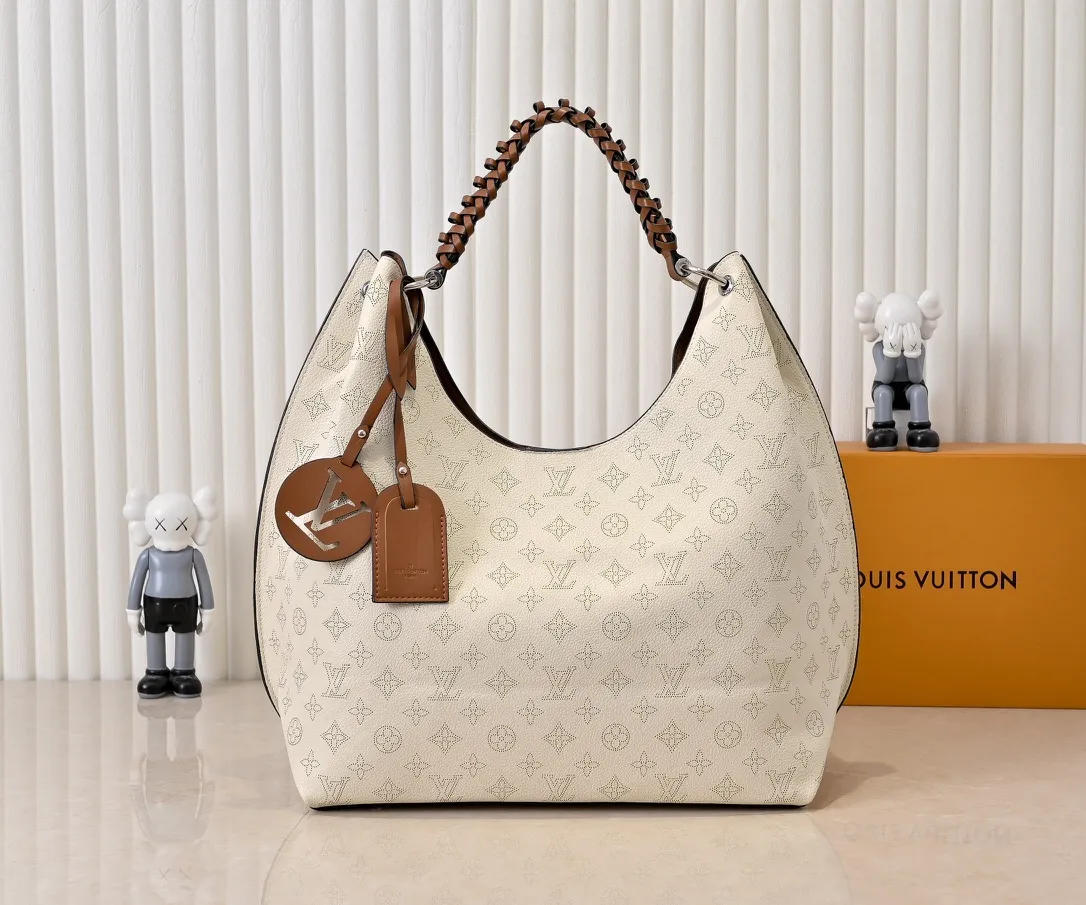 Batch 300💰 Upgraded original M53188 six-color ready stock. This bag is made of imported granular Taurillon calfskin. Its fashionable silhouette is very youthful. The full leather punched braided wrist double tag women's shoulder bag is particularly beautiful when carried casually on the shoulder. The oversized shiny palladium copper twist lock seal adds an avant-garde atmosphere. Dimensions: 35.0 x 40.0 x 17.0 cm