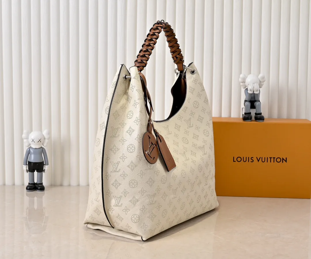 Batch 300💰 Upgraded original M53188 six-color ready stock. This bag is made of imported granular Taurillon calfskin. Its fashionable silhouette is very youthful. The full leather punched braided wrist double tag women's shoulder bag is particularly beautiful when carried casually on the shoulder. The oversized shiny palladium copper twist lock seal adds an avant-garde atmosphere. Dimensions: 35.0 x 40.0 x 17.0 cm
