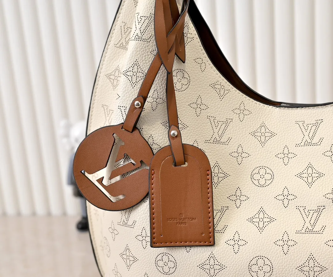 Batch 300💰 Upgraded original M53188 six-color ready stock. This bag is made of imported granular Taurillon calfskin. Its fashionable silhouette is very youthful. The full leather punched braided wrist double tag women's shoulder bag is particularly beautiful when carried casually on the shoulder. The oversized shiny palladium copper twist lock seal adds an avant-garde atmosphere. Dimensions: 35.0 x 40.0 x 17.0 cm